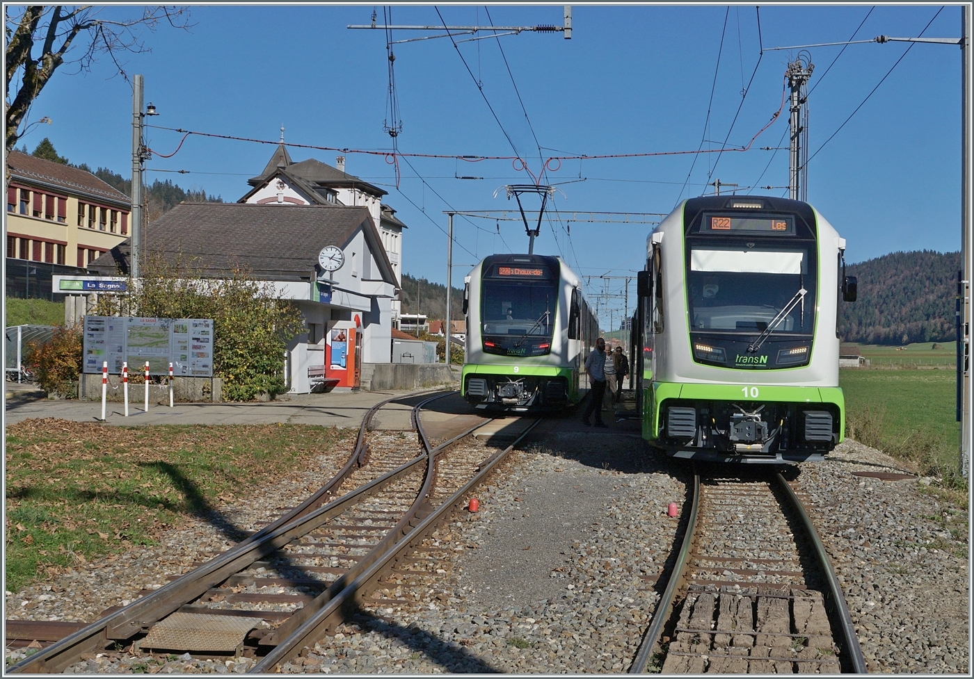... die wohl berühmteste Kreuzung der Schweiz: Nur einmal pro (Werk) Tag kreuzen sich in La Sagne die Züge von Les Ponts de Martel nach La Chaux de Fonds und jener aus der Gegenrichtung. Das Bild zeigt die neuen ABe 4/8 9 und 10 in La Sagne bei der Kreuzung. 28. Okt. 2024