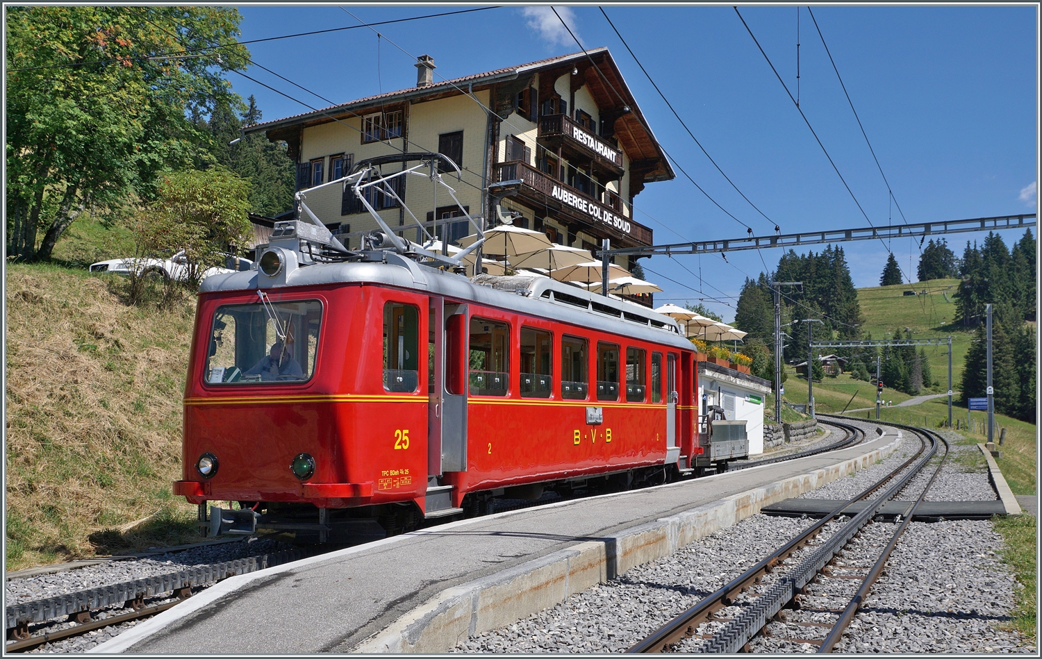 125 Jahre BVB - Der für das Jubiläum hergerichtete BVB BDeh 2/4 N° 25 ist in Col-de-Soud auf Talfahrt und lässt sich breitwillig während seines Aufenthaltes fotografieren. 

19. August 2023