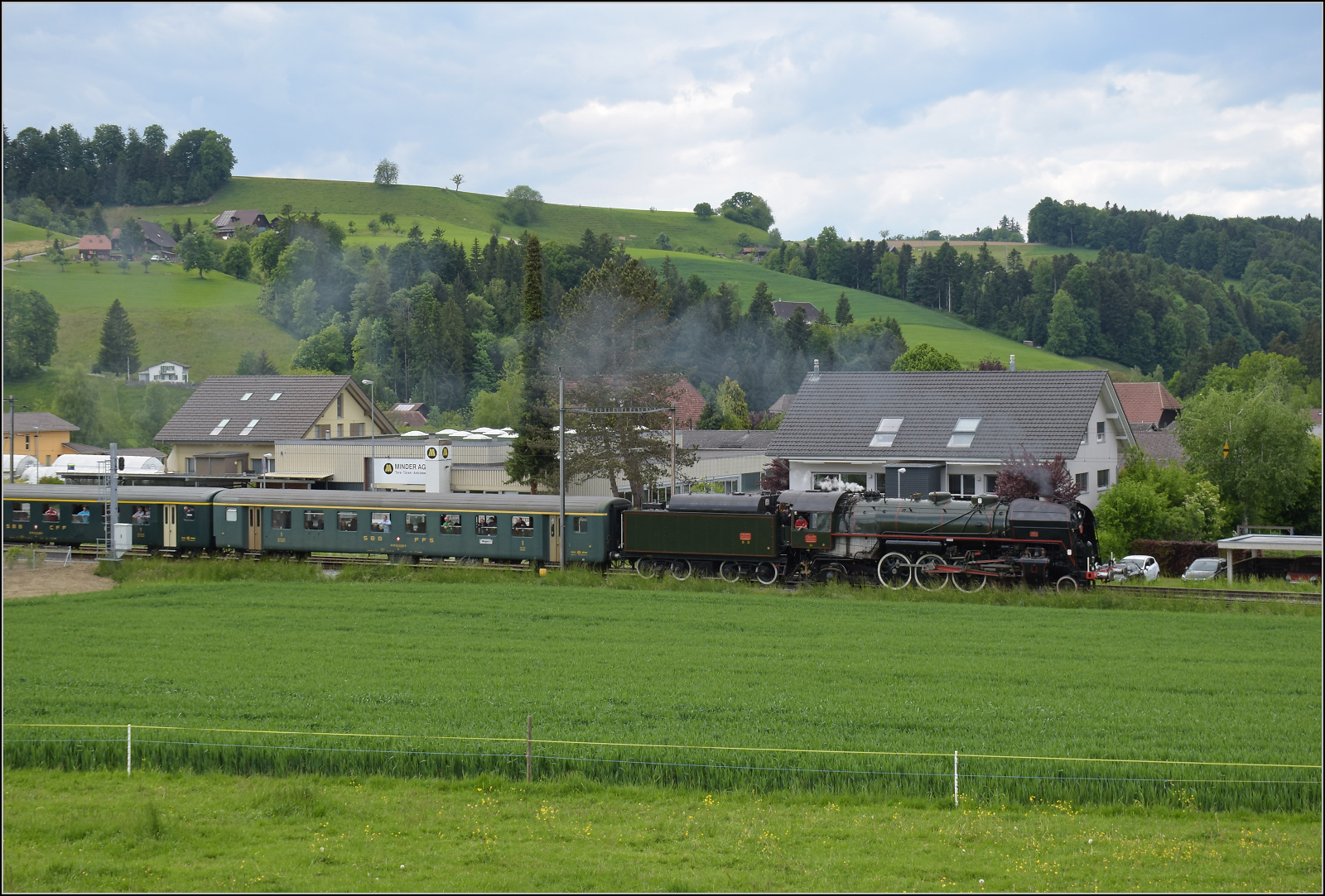 150 Jahre Emmentalbahn. 

141-R-1244 auf der RSHB-Strecke im Rahmen der grossen Emmentalrundfahrt zum Jubiläum. Huttwil bei der Landi, Mai 2025.