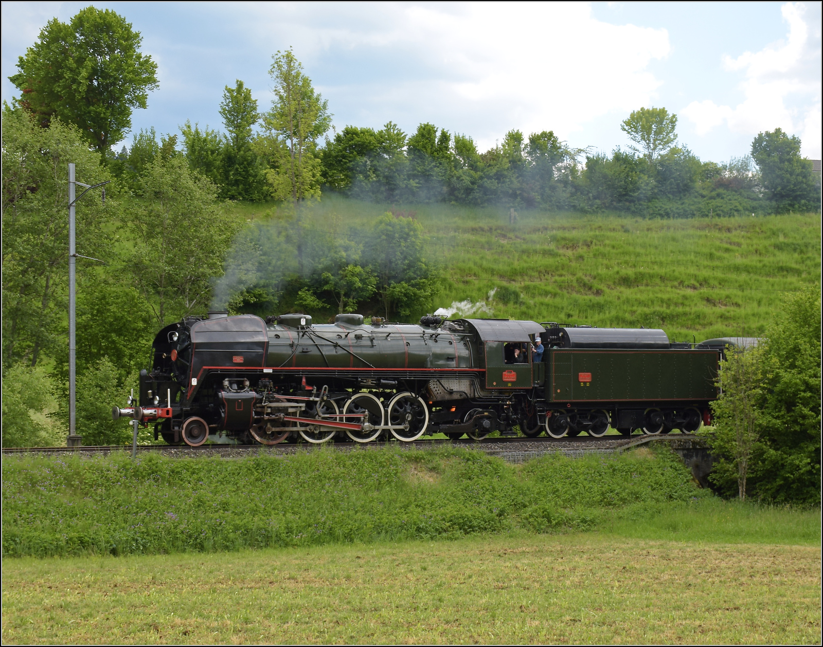 150 Jahre Emmentalbahn. 

141-R-1244 auf der RSHB-Strecke im Rahmen der grossen Emmentalrundfahrt zum Jubiläum. Dürrenroth Breite, Mai 2025.