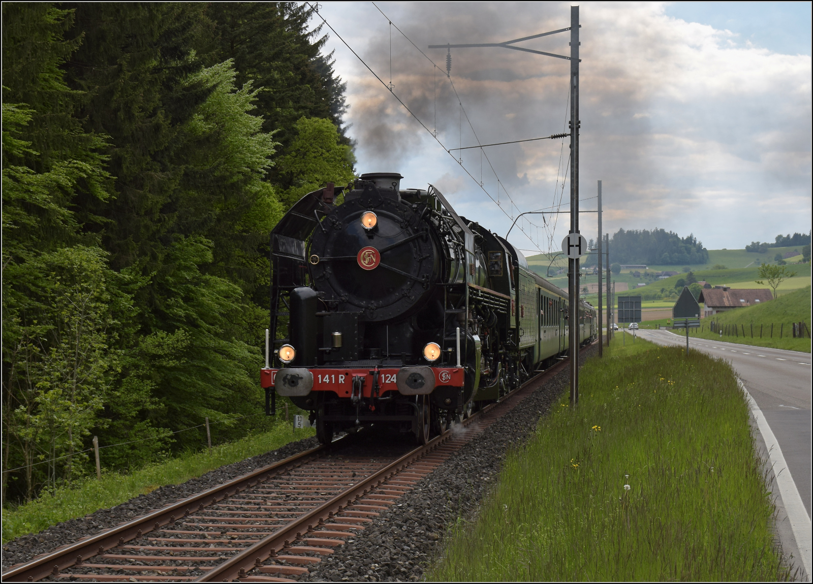 150 Jahre Emmentalbahn. 

141-R-1244 auf der RSHB-Strecke im Rahmen der grossen Emmentalrundfahrt zum Jubiläum. An Rotwald bei Mussachen. Mai 2025.