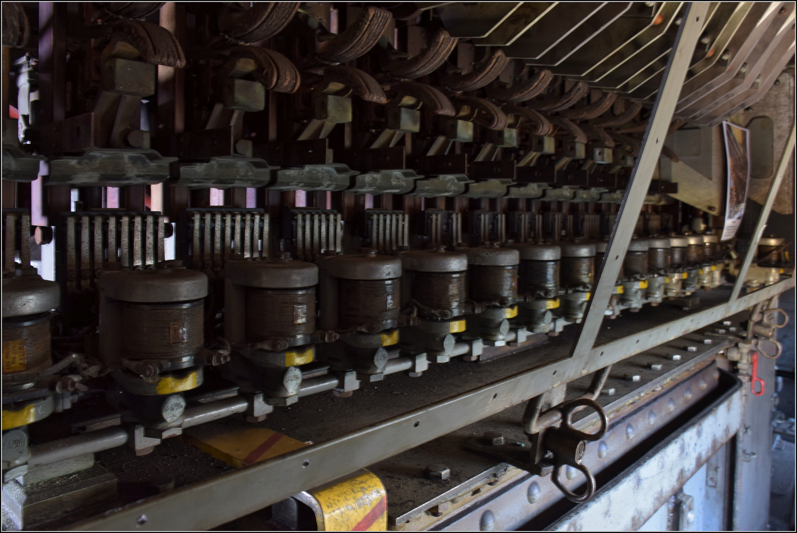 150 Jahre Emmentalbahn. 

Ce 4/4 315 von innen: Hüpfersteuerung. Konolfingen, Mai 2025.