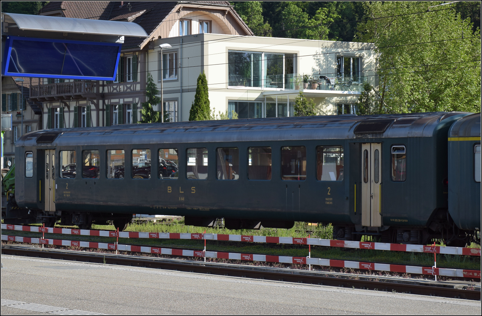 150 Jahre Emmentalbahn. 

Der EW I der BLS B 848 auf dem Gelände des Vereins Extrazug nachdem das Jubiläum gefeiert ist. Langnau, Mai 2025.