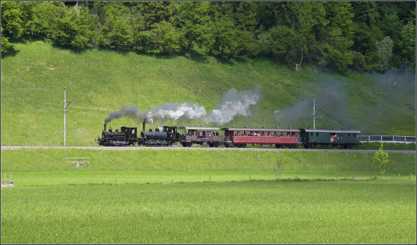 150 Jahre Emmentalbahn. 

Fotogene Vorbeifahrt von E 3/3 853 der Jura-Simplon und Ed 3/3 3 'Langnau' der Emmentalbahn mit ihrem Sonderzug auf der Bern-Luzern-Bahn. Der Star des Fests war immer als zweite Lok eingereiht. Emmenmatt Ried, Mai 2025.