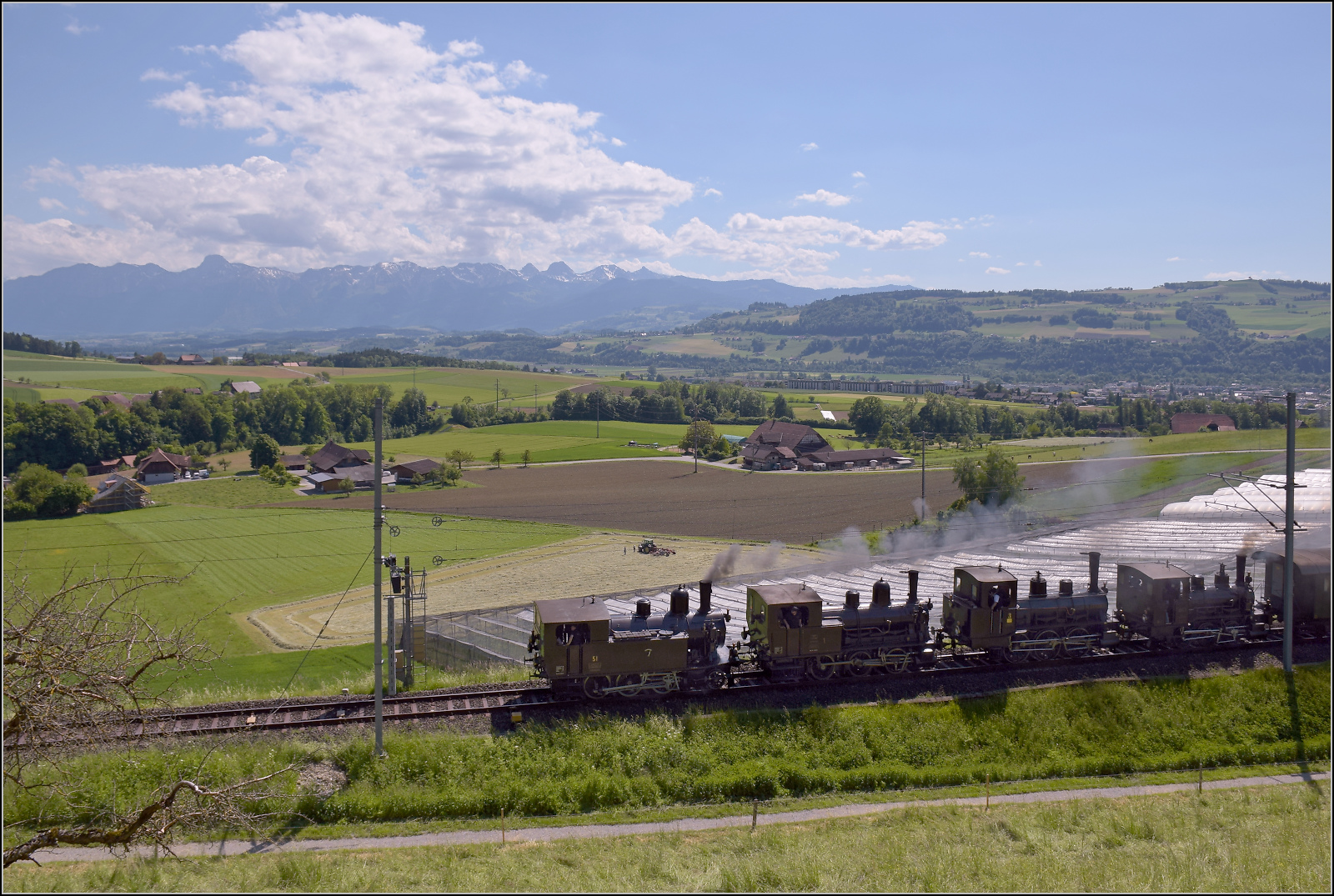 150 Jahre Emmentalbahn. Vierfachtraktion auf Gleisen der Bernischen Staatsbahn.

Alle vier momentan betriebsfähigen Dampfloks der Dampfbahn Bern in einem Zug, das ist ein Fest für den Bahnfotografen. Ed 3/4 51 der Bern-Schwarzenburg-Bahn, E 3/3 1 'Lise'des Gaswerks Bern, Ed 3/3 3 'Langnau' der Emmentalbahn und E 3/3 853 der Jura-Simplon-Bahn. Das Ganze vor der Kulisse von Stockhorn und Gantrisch. Tägertschi, Mai 2025.