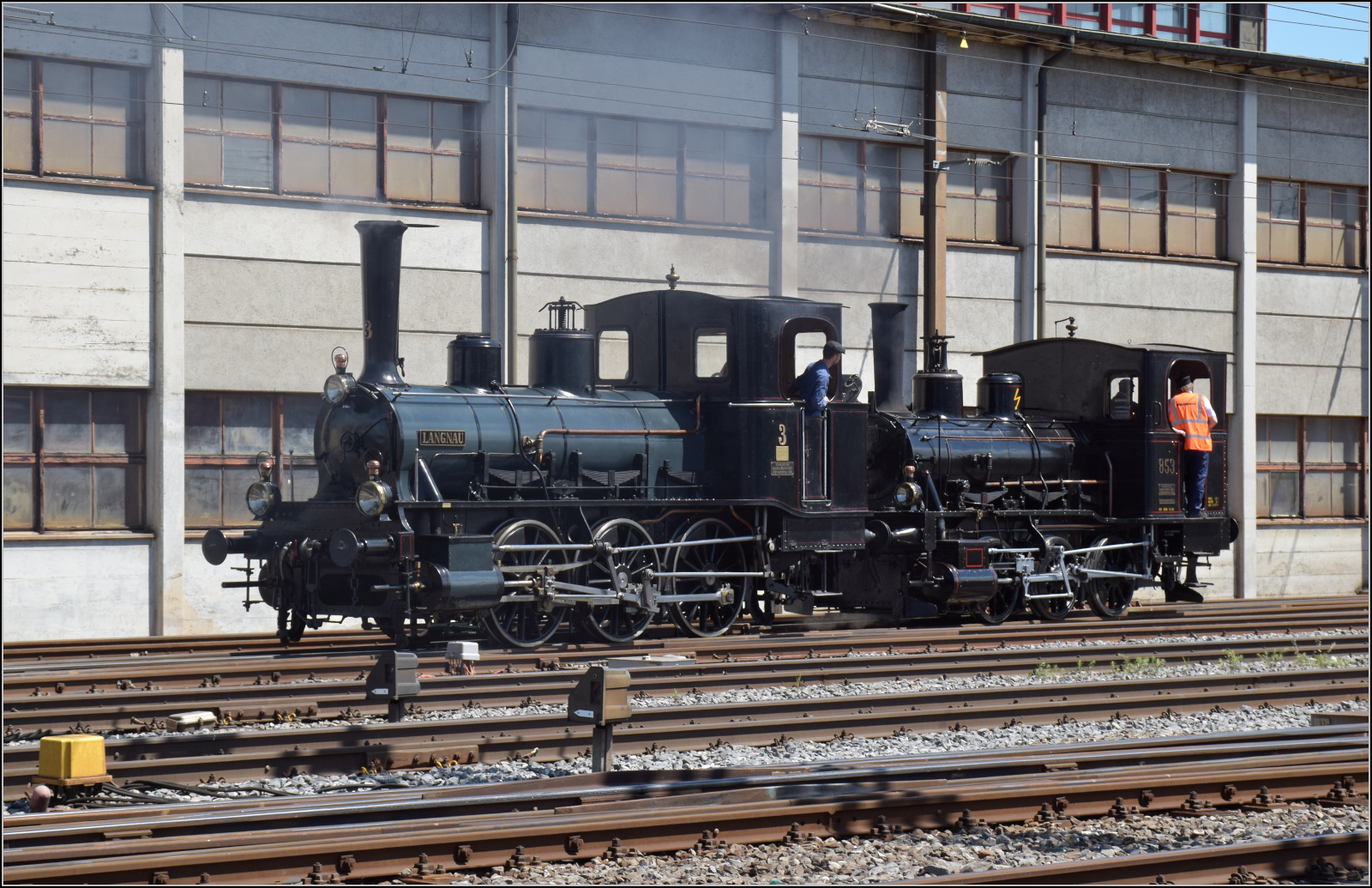 150 Jahre Emmentalbahn.

E 3/3 853 der Jura-Simplon und Ed 3/3 3 'Langnau' der Emmentalbahn rangieren zur Restaurierung ins Depot des Bahnhofs Burgdorf. Mai 2025.
