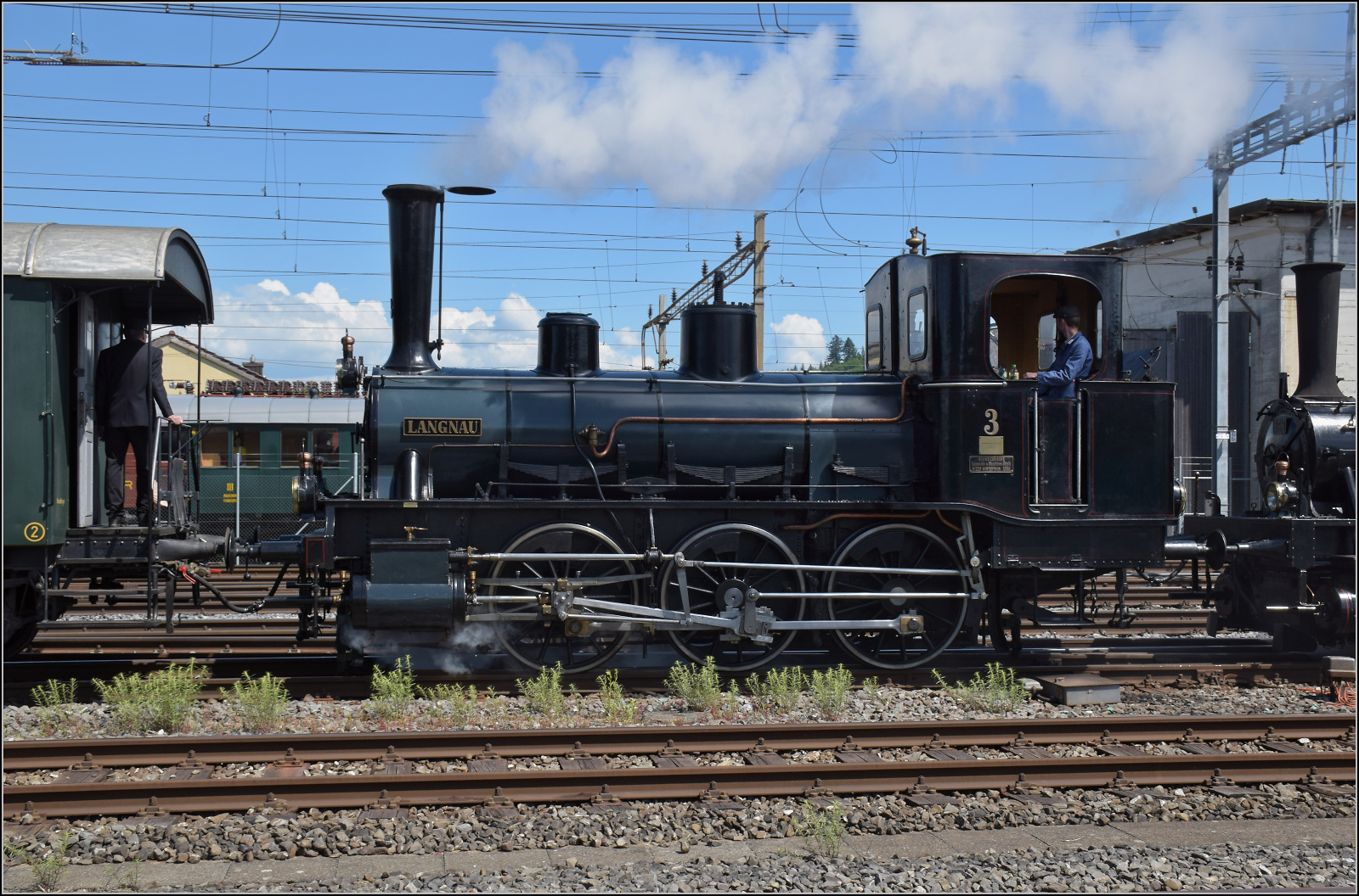 150 Jahre Emmentalbahn.

E 3/3 853 der Jura-Simplon und Ed 3/3 3 'Langnau' der Emmentalbahn (im Bild) rangieren im Bahnhof Burgdorf den Sonderzug in die Abstellgruppe. Mai 2025.
