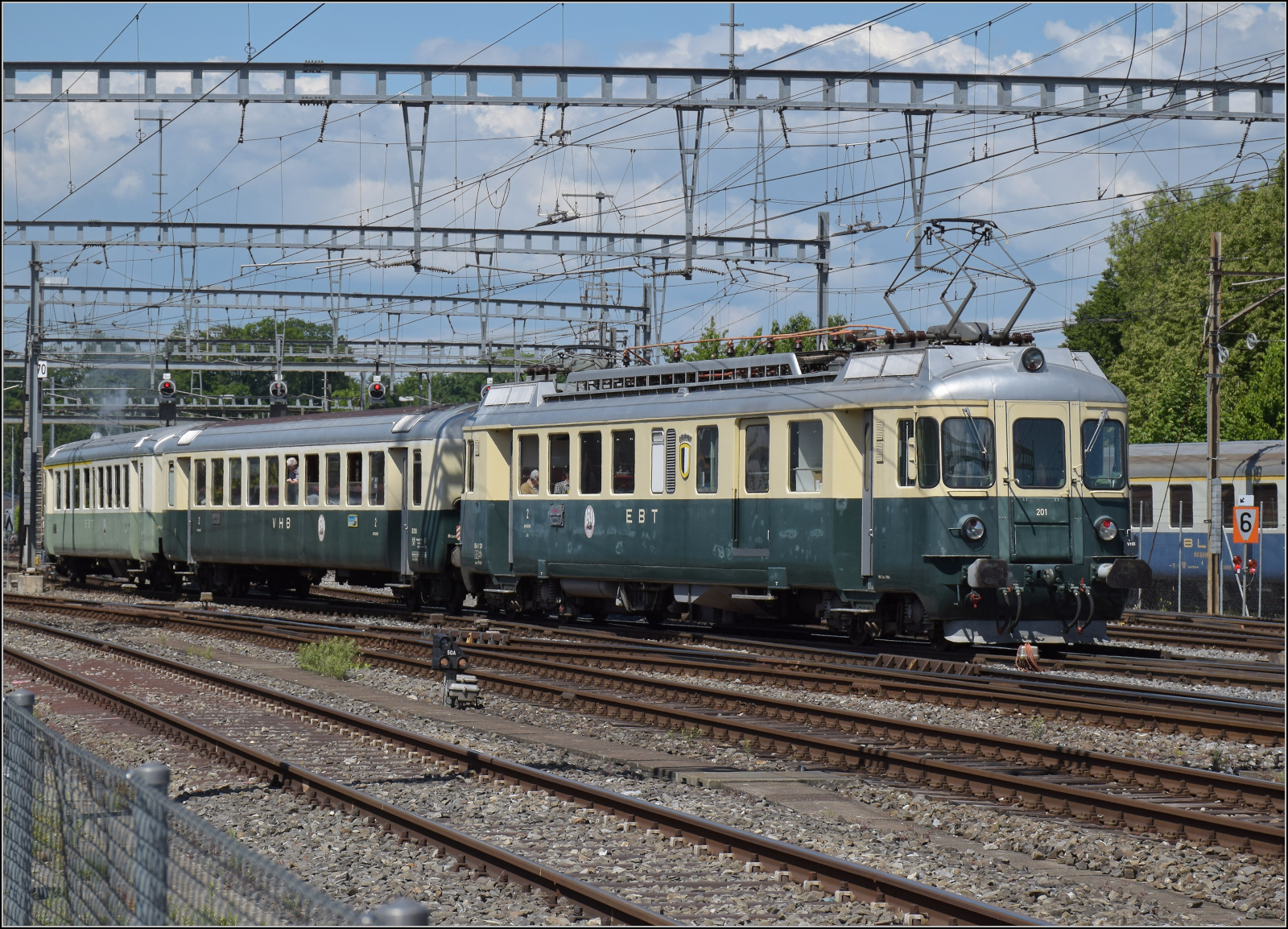150 Jahre Emmentalbahn.

RABe 576 201 der Emmentalbahn auf dem Weg nach Langnau. Burgdorf, Mai 2025.