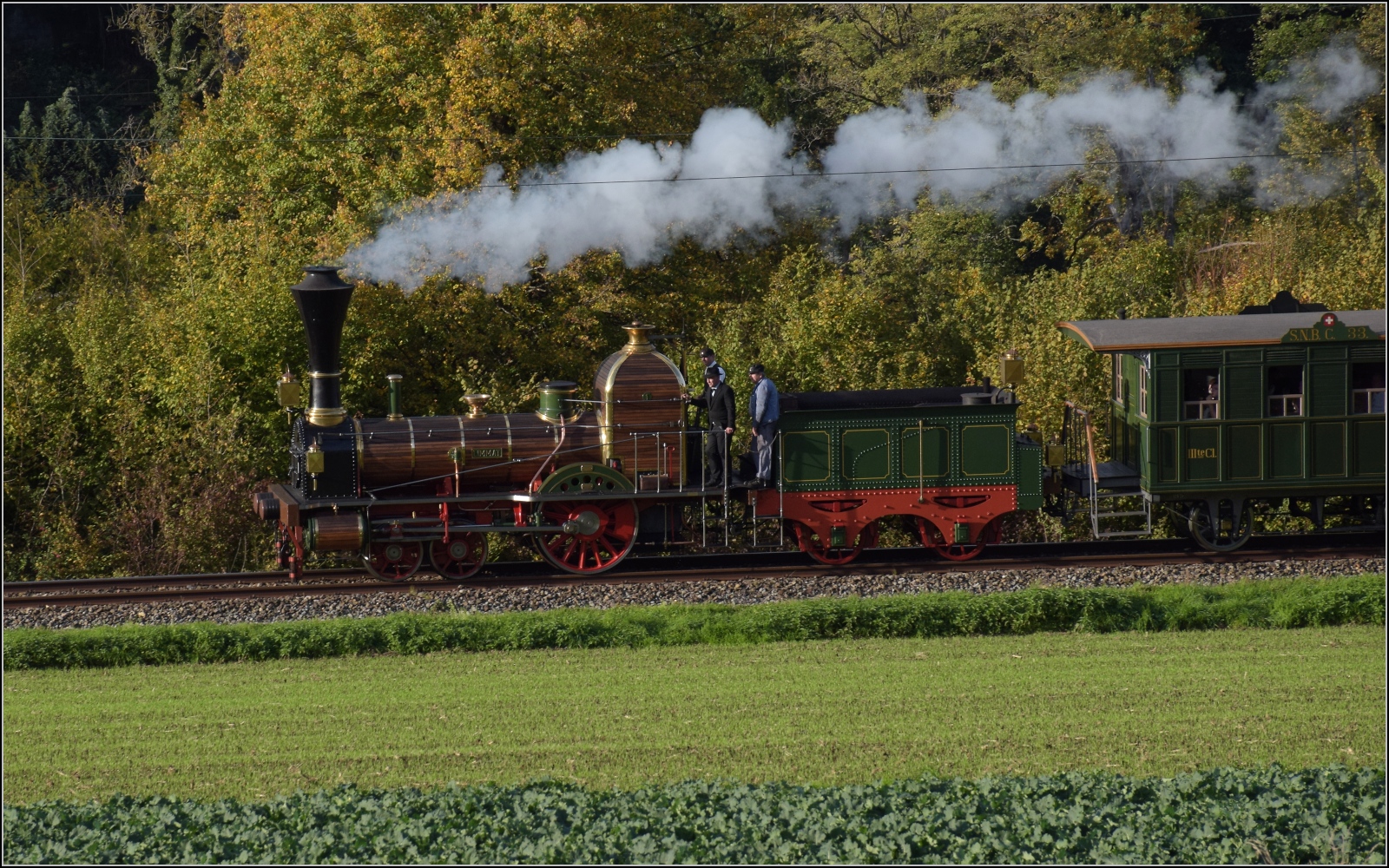 175 Jahre Spanisch-Brötli-Bahn.

Am Rhein entlang bei Etzgen. Oktober 2022.