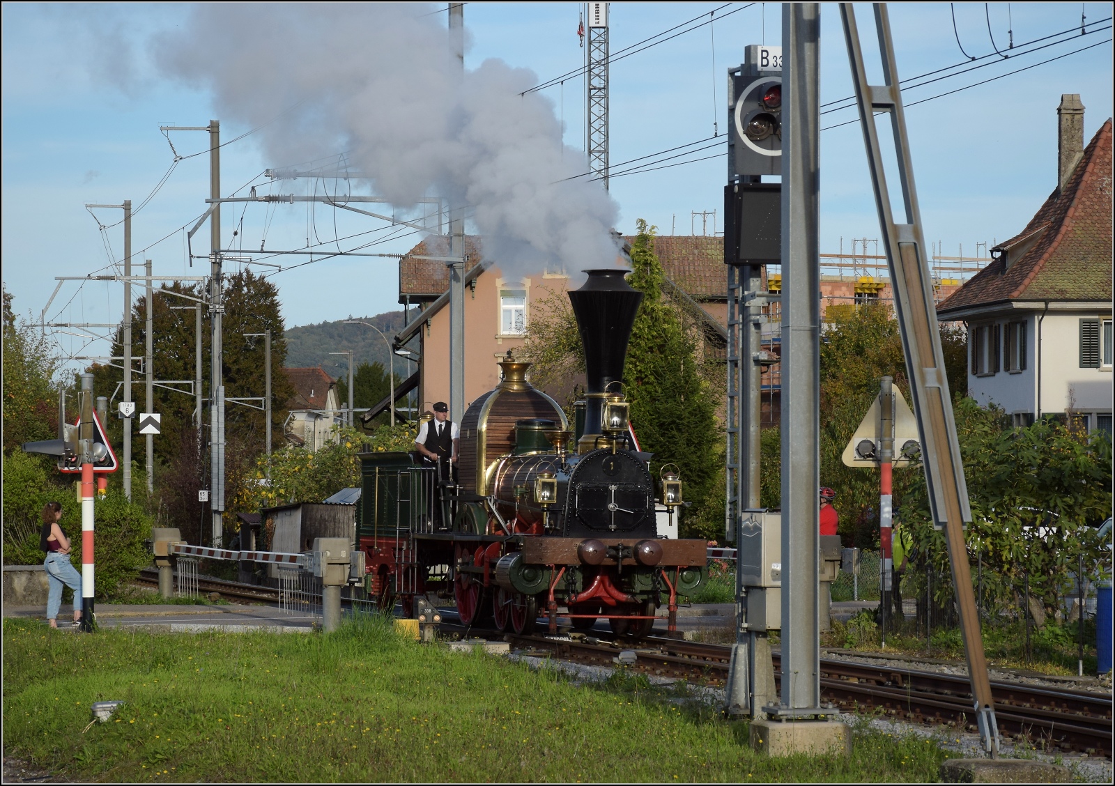 175 Jahre Spanisch-Brötli-Bahn.

In Laufenburg rangiert der Nachbau der ersten Schweizer Lok, die Limmat auf die andere Seite ihres Zuges. Oktober 2022.