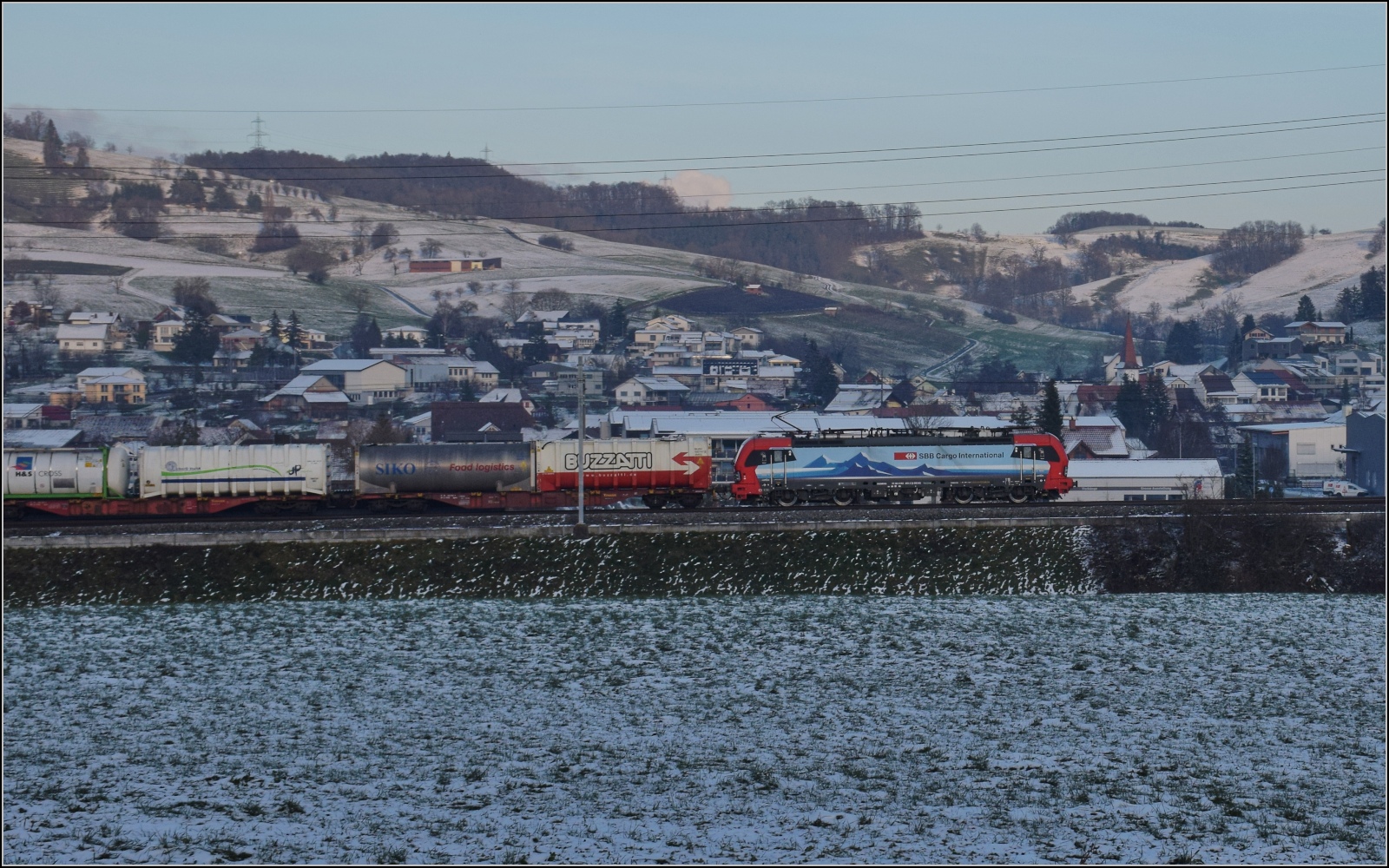 193 465 'Basel' SBBCI mit Zug unterwegs Richtung Brugg noch n�rdlich von Frick. Dezember 2022.
