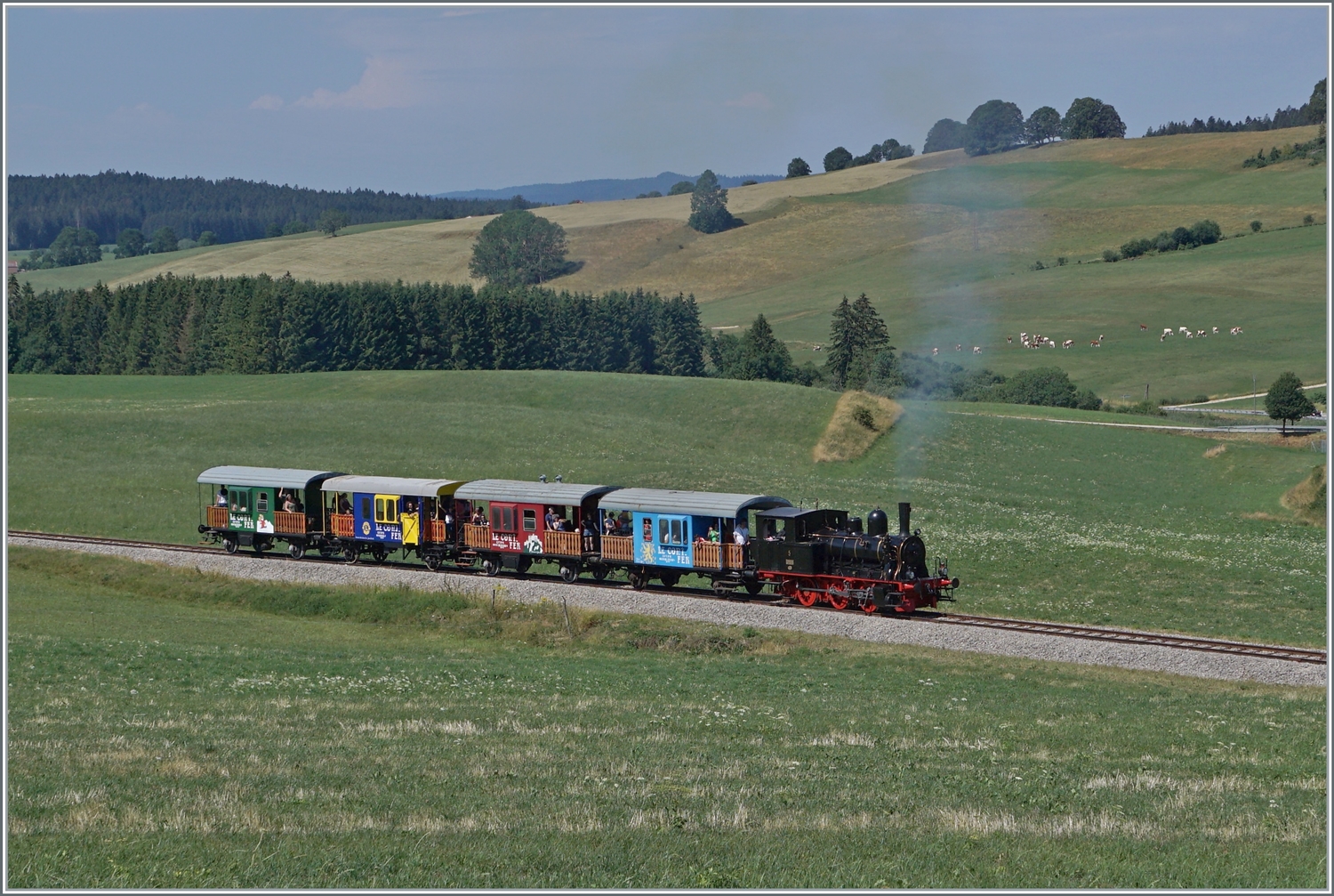 30 ANS CONI'FER /30 Jahre Coni'Fer - Zum dreissigsten Geburtstag dieser eindrücklichen Museumsban auf einem Teilabschnitt der internationalen Strecke Milano - Paris im Jura zwischen Vallorbe und Pontarlier verkehren die Zuge im Stundentakt: Den Anfang macht das  Tigerli  E 3/3 N° 5 mit vier für den (Museums)-Reiseverkehr hergerichteten ex SBB Db  Sputnik . Der Zug ist auf seiner gut siebeneinhalb Kilometer langen Fahrt hier kurz vor Le Touillon.

15. Juli 2023