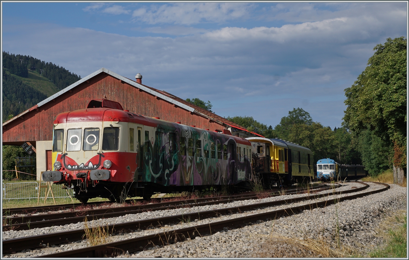 30 ANS CONI'FER /30 Jahre Coni'Fer - Der Coni'Fer X 2426 steht nun seit dem 21. März 2021 in Les Hôpitaux Neufs, nachdem er dreizehn Jahre in Vallorbe, gestanden hatte, davon 5 Jahre im Freien. In Vallorbe, aber wohl auch in Les Hôpitaux Neufs wurde der schöne Triebwagen als  Leinwand  missbraucht. 

Im Hintergrund ist der X 2816 der X 2816 der  Association l'autorail X2800 du Haut-Doubs  zu sehen, der die  autorail -Fahrten übernahm. wie auch der X 2426 wurde auf der Strasse nach Le Touillon gebracht, da die Coni'Fer ja noch im  Inselbetrieb funktioniert. 

15. Juli 2023