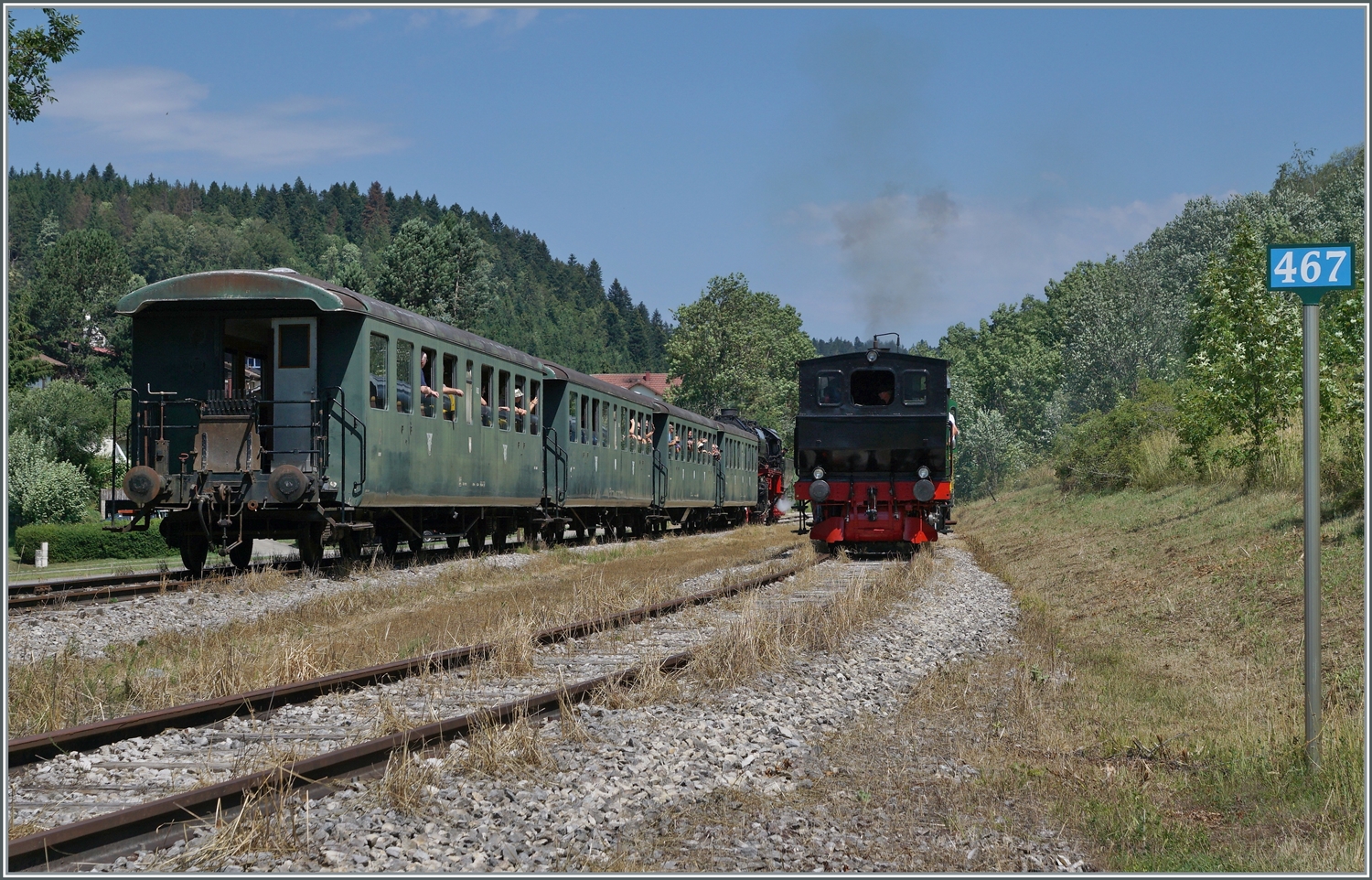 30 ANS CONI'FER /30 Jahre Coni'Fer - Mitten im Jura, auf gut 1000 müM, 467 km von Paris (und ca 400 von Milano) entfernt kreuzen sich in der kleinen Landstation Le Touillon zwei Züge. Die Höhenlage mit strengen Wintern und eine durchs Gelände ungünstige Kurven- und steigungsreiche Trassierung waren schlechte Voraussetzungen für eine effizienten Betriebe der Strecke Vallorbe - Pontarlier, weshalb man sich zum Bau des Mont-d'or Tunnels entschloss, der 1915 eröffnet wurde und der Strecke Vallorbe - Pontarlier zur Nebenbahn degradierte. Wie gut, dass die Coni'Fer 1992 die Initiative ergriff, hier wieder Züge verkehren zu lassen, was seit 1993 auch wieder möglich ist. Das Bild zeigt soweit ersichtlich die 52 8163-9 mit vier vierachsigen Plattform Wagen Bi 4 (ex Seetal/EBT?) auf der Fahrt nach Fontaine Ronde und den Gegenzug mit der E 3/3 N° 5  Rhone  (SLM 1915/ Fabriknummer 2538) in Le Touillon.

15. Juli 2023