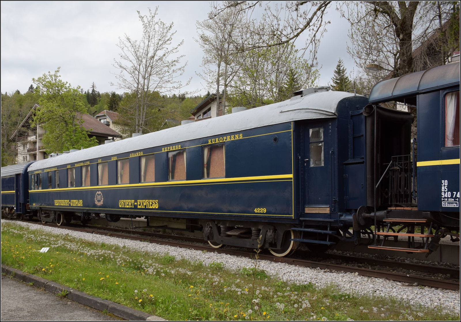 Abstecher zur Coni'fer. 

Der Orientexpress hat Einzug gehalten auf der kleinen Museumsbahn. Tats�chlich d�rfte der Venedig-Simplon-Orientexpress auf der Linie gefahren sein, allerdings erst nach der Inbetriebnahme der  Neubaustrecke durch den Mont-d'Or-Tunnel, somit also nicht oder nur in einem Umleitungsfalle �ber den Col de Jougne und somit durch Les H�pitaux-Neufs. Der Wagen 4229 wurde 1949 durch die Officine Meccaniche Italiane (OMI) in Reggio Emilia gebaut. Les H�pitaux-Neufs, Mai 2023.