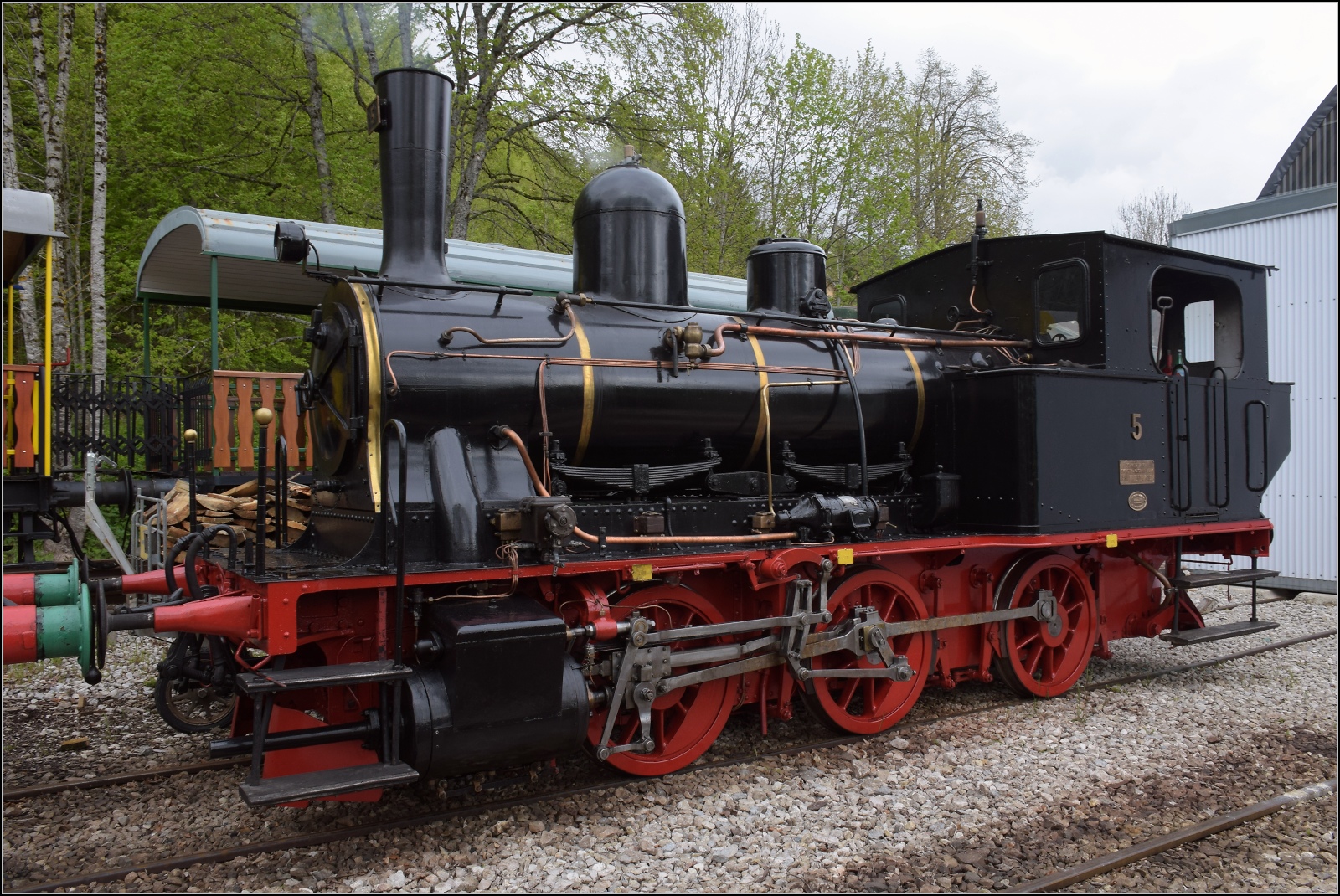 Abstecher zur Coni'fer. 

Tigerli E 3/3 5 steht zu meiner Überraschung noch dampfend in Les Hôpitaux-Neufs. Mai 2023.