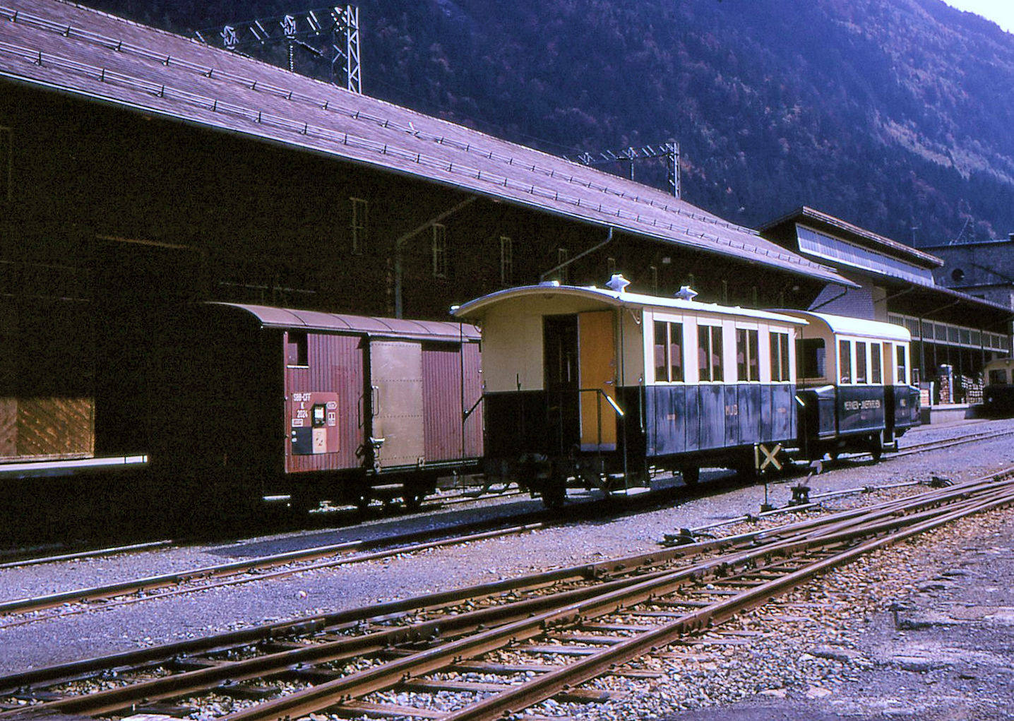 Als Ergänzung zur ausführlichen Dokumentation zum BOB B³ 6 von Armin hier noch ein Bild des Wagens (Wagenkastens) auf der Meiringen-Innertkirchen Bahn als B² 2. Innertkirchen, 11.Oktober 1968 