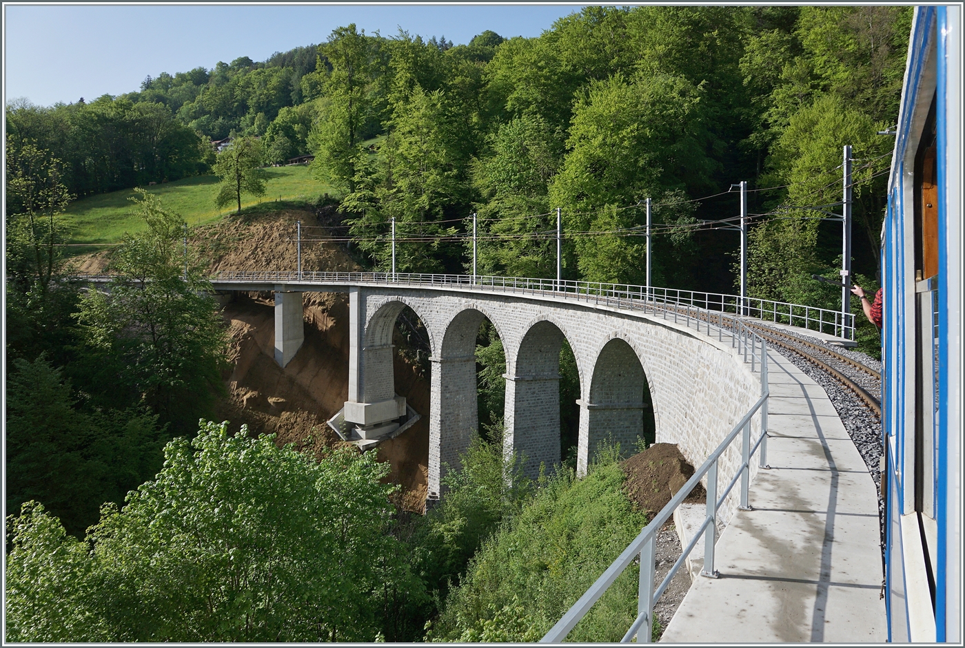 Am Eröffnungstag der Saison 2025 erstrahlt das komplett sanierte Baye de Clarens Viadukt in im schönsten Licht. Trotz der aufwendigen, zwei Jahre dauernden Sanierung lief der Museumsbahnverkehr ohne Einschränkung - da könnten sich etliche Infrastrukturbetreiber ein gutes Beispiel nehmen...


3. Mai 2025