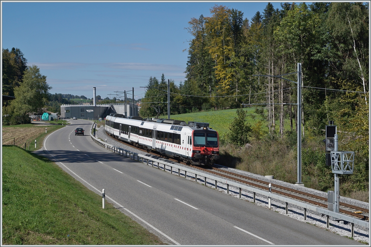 An praktisch derselben Stelle zeigt sich gut eineinhalb Jahre später ein TPF Domino auf der Fahrt nach Broc Fabrique, nun ist die Strecke umgespurt und wird im Halbstundentakt bedient, wobei die Züge bis nach Bern bzw. Düdingen verkehren.

29. Sept. 2023
