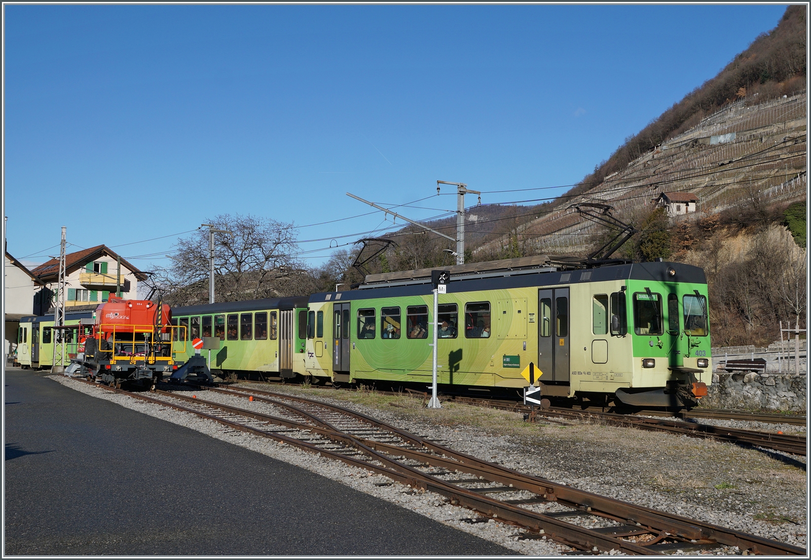 ASD BDe 4/4 403, dem Bt 431 und dem ASD BDe 4/4 402 ist auf dem Weg nach Les Diablerets und  erreicht den Bahnhof Aigle Château, vormals Aigle Dépôt.

 
27. Jan. 2024