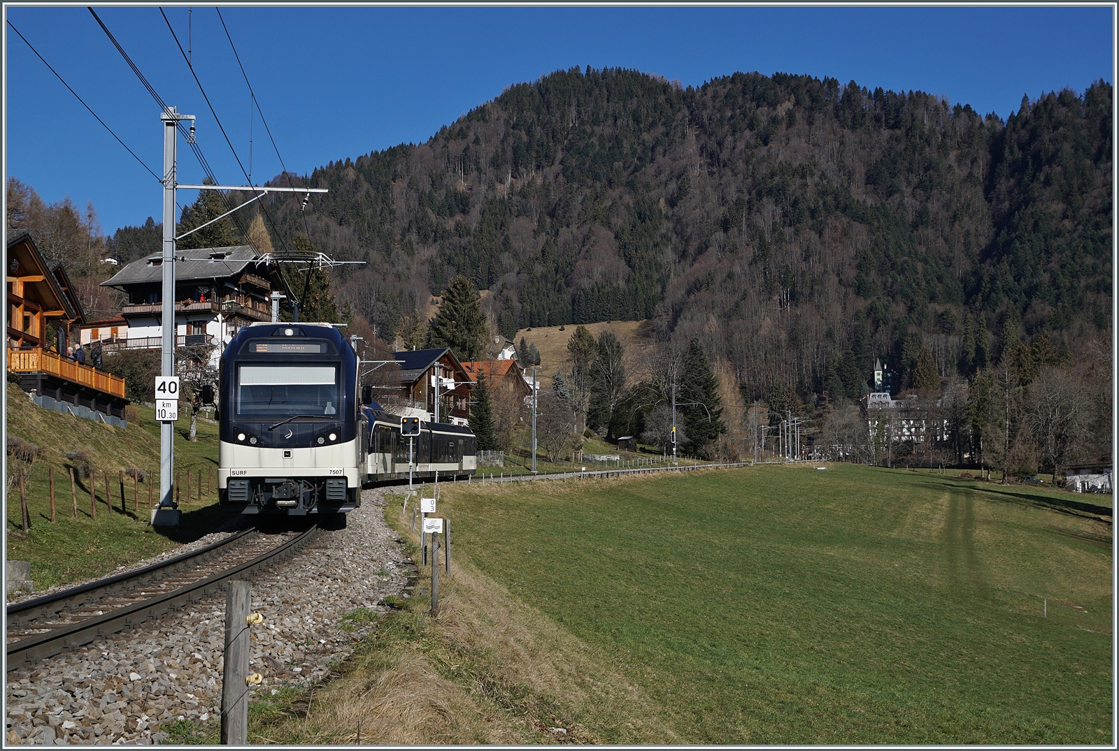 Auch dieses Jahr flogen die Ballons. Die MOB verlängerte einige Züge der R34 Montreux-Les Avants bis nach Château d'Oex, um dem grossen Andrang einigermassen gerecht zu werden. Zudem wurden die Züge verstärkt und mit zwei ABeh 2/6 Serie 7500 geführt, wobei Doppelführungen von zwei ABeh 2/6 auf diesem Streckenabschnitt im Gegensatz zur CEV sehr selten sind. Der R34 2315 von Château d'Oex nach Montreux kurz nach der Abfahrt in Les Avants. 28. Januar 2024