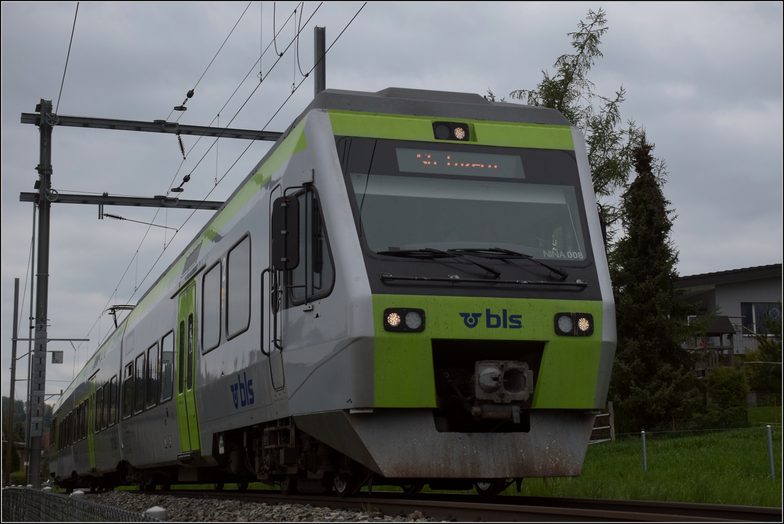 Auch einen Blick auf den Regelverkehr. Nina RABe 525 008 in Kleindietwil. April 2023.