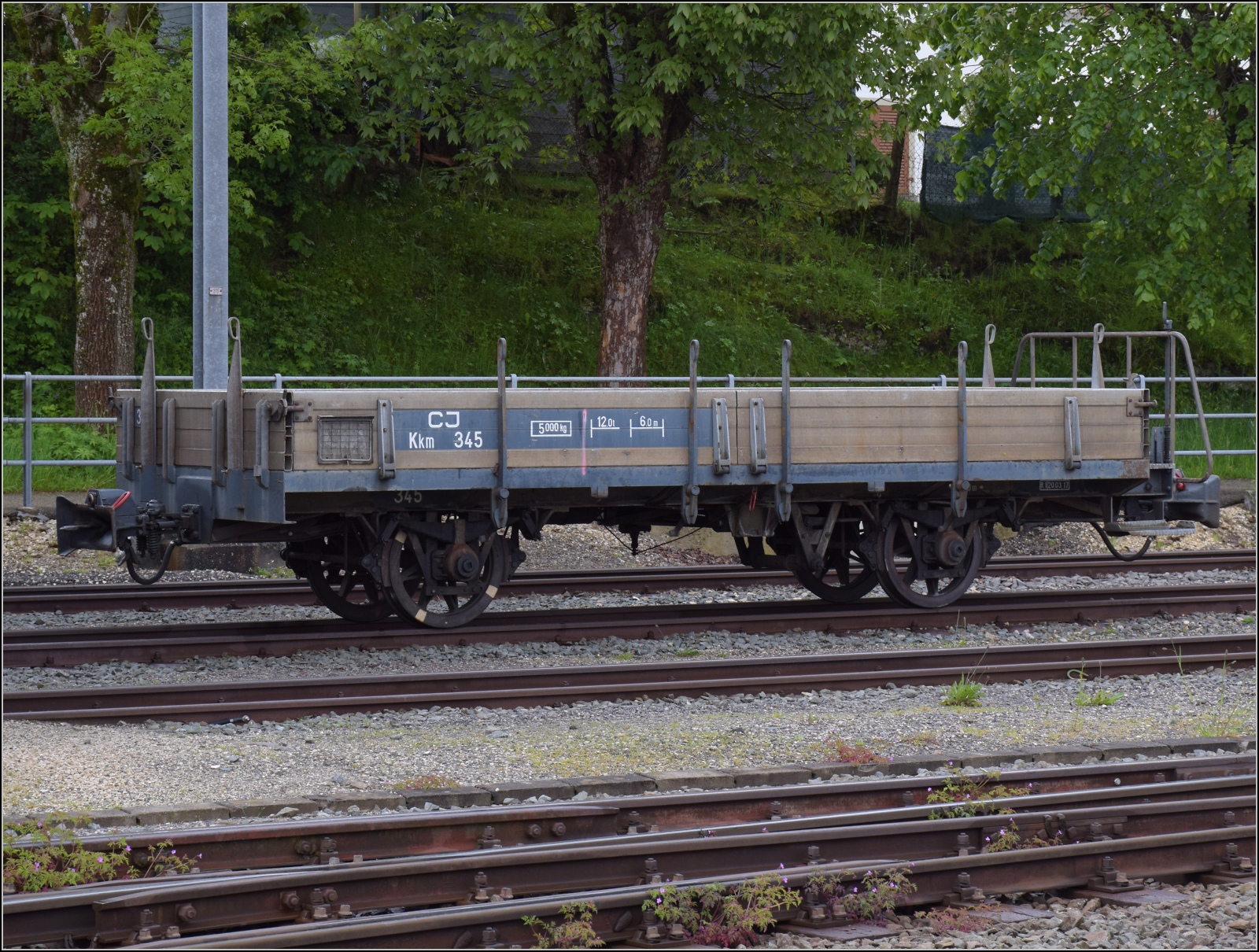 Auch wenn der G�terverkehr bei der CJ mit dem Transportgut Holz und M�ll ein Schattendasein f�hrt und die meisten G�terwagen entsorgt sind, so �berrascht der einsatzbereite, hochbetagte Kb 345 mit seinen 111 Jahren doch ein wenig. Er wurde 1913 von der SIG in Neuhausen gebaut. Man bewundere auch die sch�nen Doppelspeichenr�der. Saignelegier, Mai 2024.