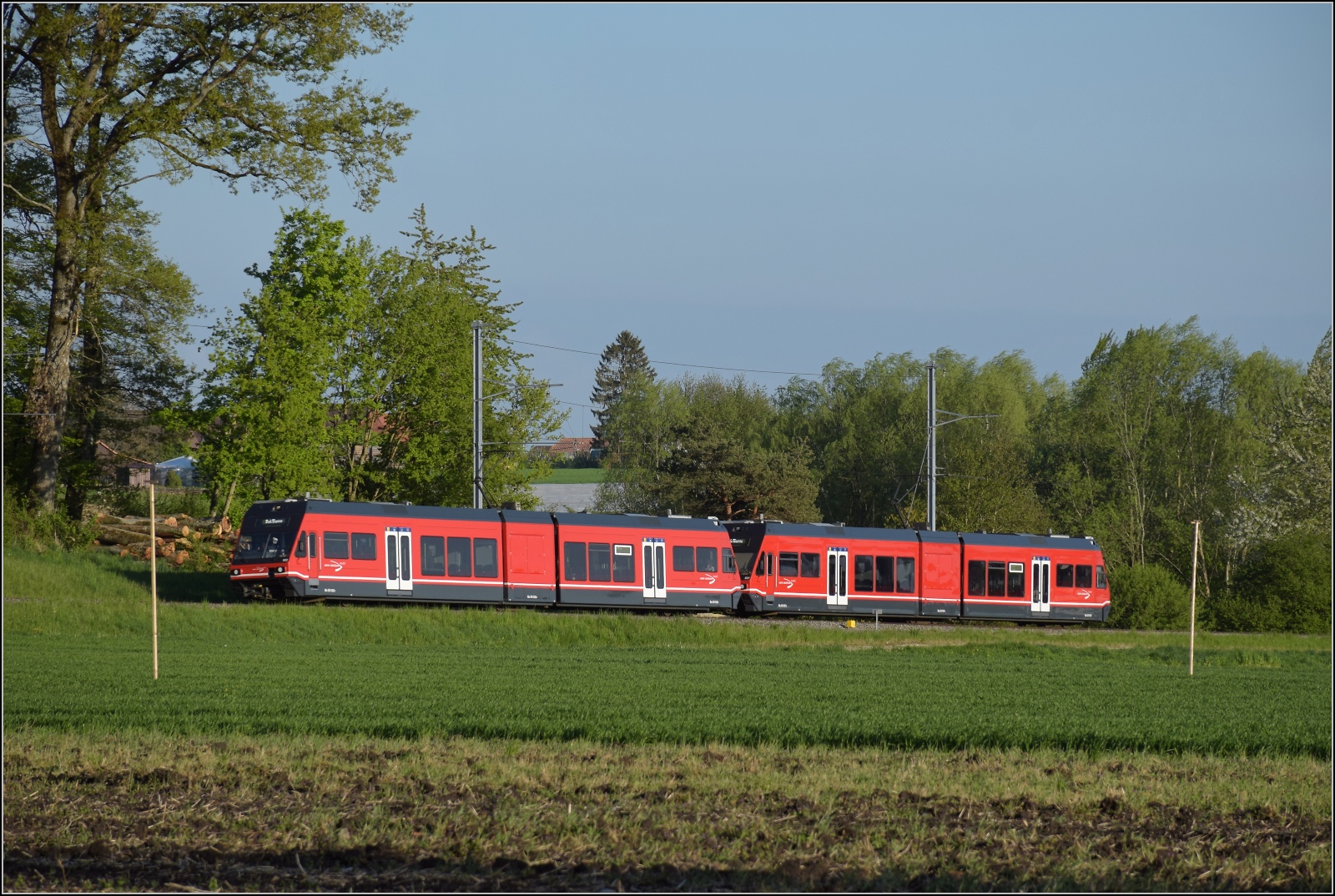 Auf der Biel-Täuffelen-Ins Bahn.

GTW Be 2/6 502 und GTW Be 2/6 507 der ASm bei Siselen. April 2022.
