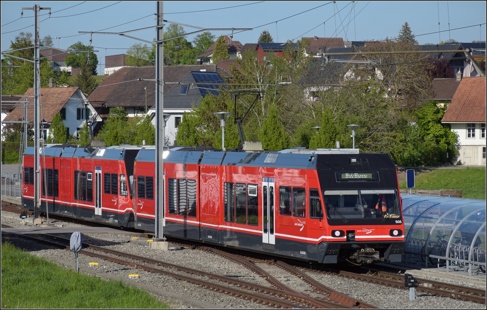 Auf der Biel-Täuffelen-Ins Bahn.

GTW Be 2/6 503 und GTW Be 2/6 505 der ASm an der Haltestelle Siselen-Finsterhennen. April 2022.