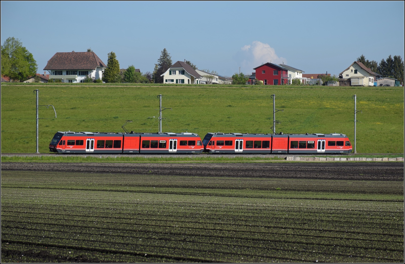Auf der Biel-Täuffelen-Ins Bahn.

GTW Be 2/6 505 und GTW Be 2/6 503 der ASm bei Siselen. April 2022.
