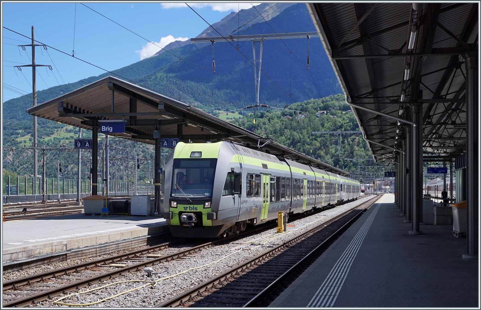 Auf den Fahrplanwechsel(Dez. 2022) sind die BLS RABe 535  Lötschberger  von ihrer namensgebenden Strecke abgezogen und durch MIKA ersetzt worden. 
Das Bild zeigt zwei BLS RABe 535 mit dem RABe 535 106 an der Spite, die in Brig auf die Abfahrt als RE nach Bern warten.

25. Juni 2022