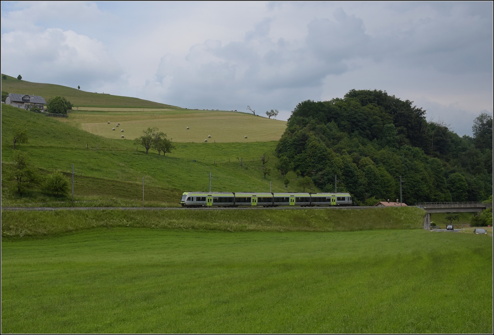 Auf der Pionierstrecke für Elektrobetrieb, der Burgdorf-Thun-Bahn ist nunmehr mit RABe 535 104 ein Lötschberger unterwegs. Walkringen/Stutz, Juni 2023.