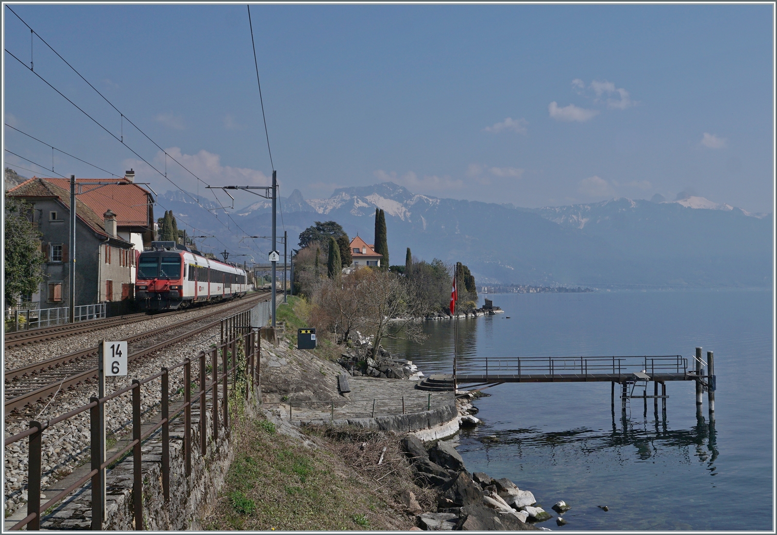 Auf der Strecke Lausanne - Vevey verkehren kaum RBDe 560 Domino. Jedoch einmal pro Tag verkehrt ein SBB Domino als Leermaterialzug nach Vevey, um den Train de Vignes Zug abzulösen und dieser dann kurz darauf in der Gegenrichtung. 
Das Bild bei St-Saphorin zeigt den Vevey fahrenden Zug. 

25. März 2022