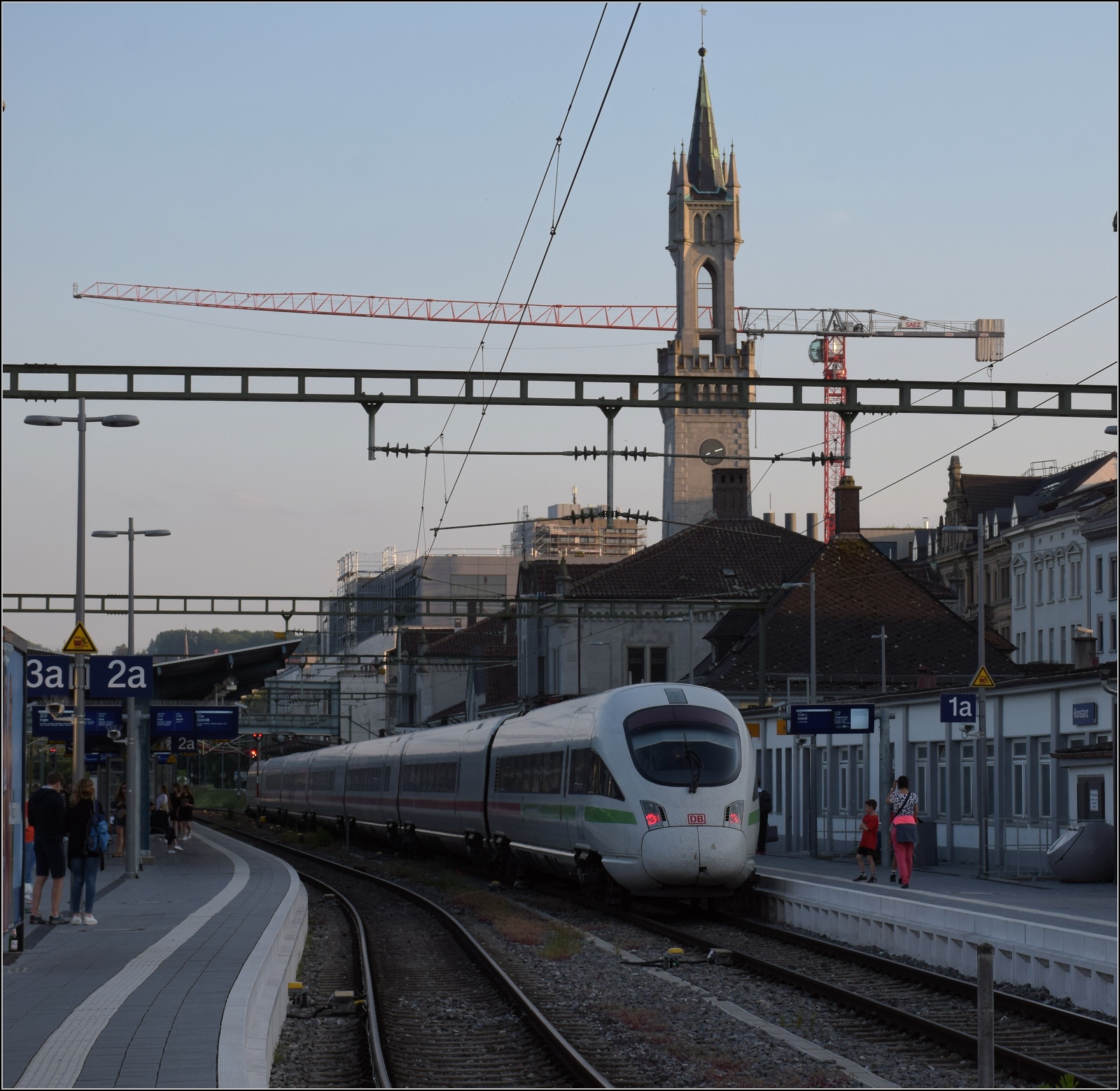 Aus aktuellem Anlass: ICE 411 073 'Halle' ist der erste reguläre Planzug als ICE nach Konstanz. Hier bereits angekommen im Hauptbahnhof. Und er setzte danach auch seine Füsse, pardon Radreifen noch in ein fremdes Land, denn er musste der nachfolgenden Schwarzwaldbahn direkt Platz machen. Mai 2023.