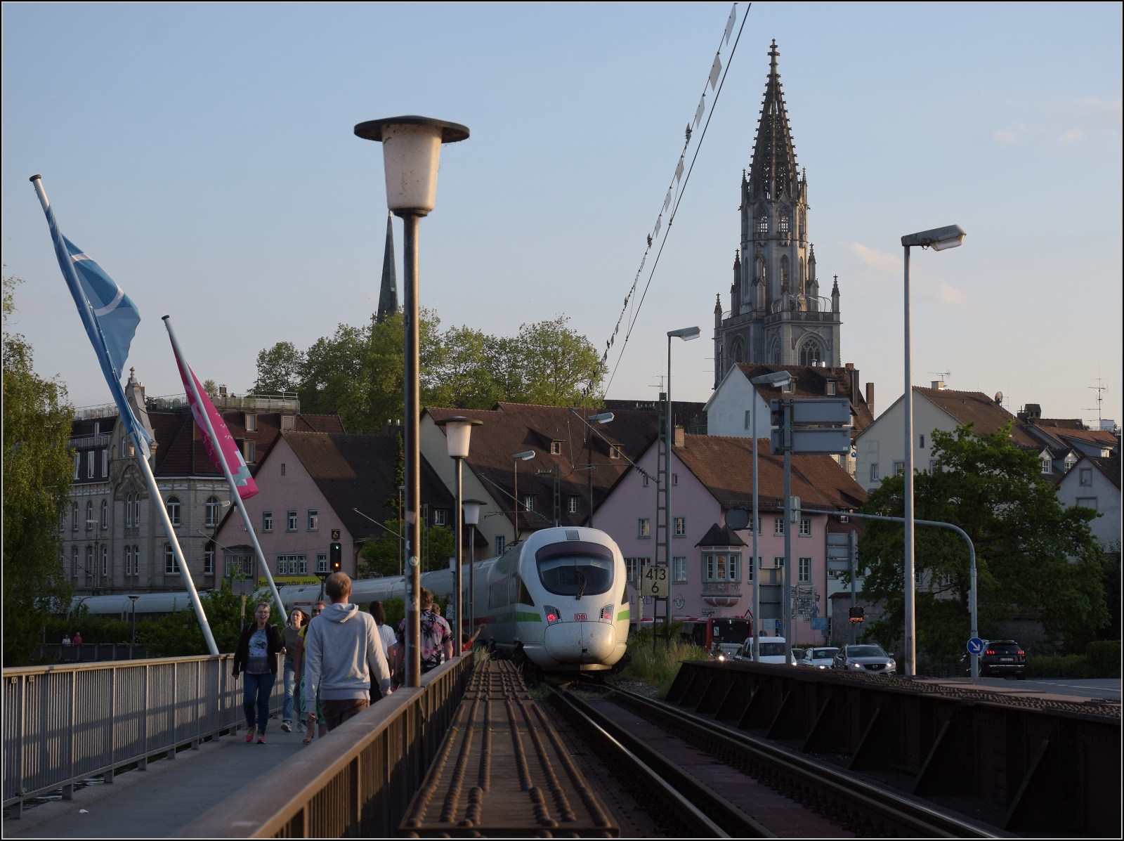 Aus aktuellem Anlass: ICE 411 073 'Halle' ist der erste reguläre Planzug als ICE nach Konstanz. Mai 2023.