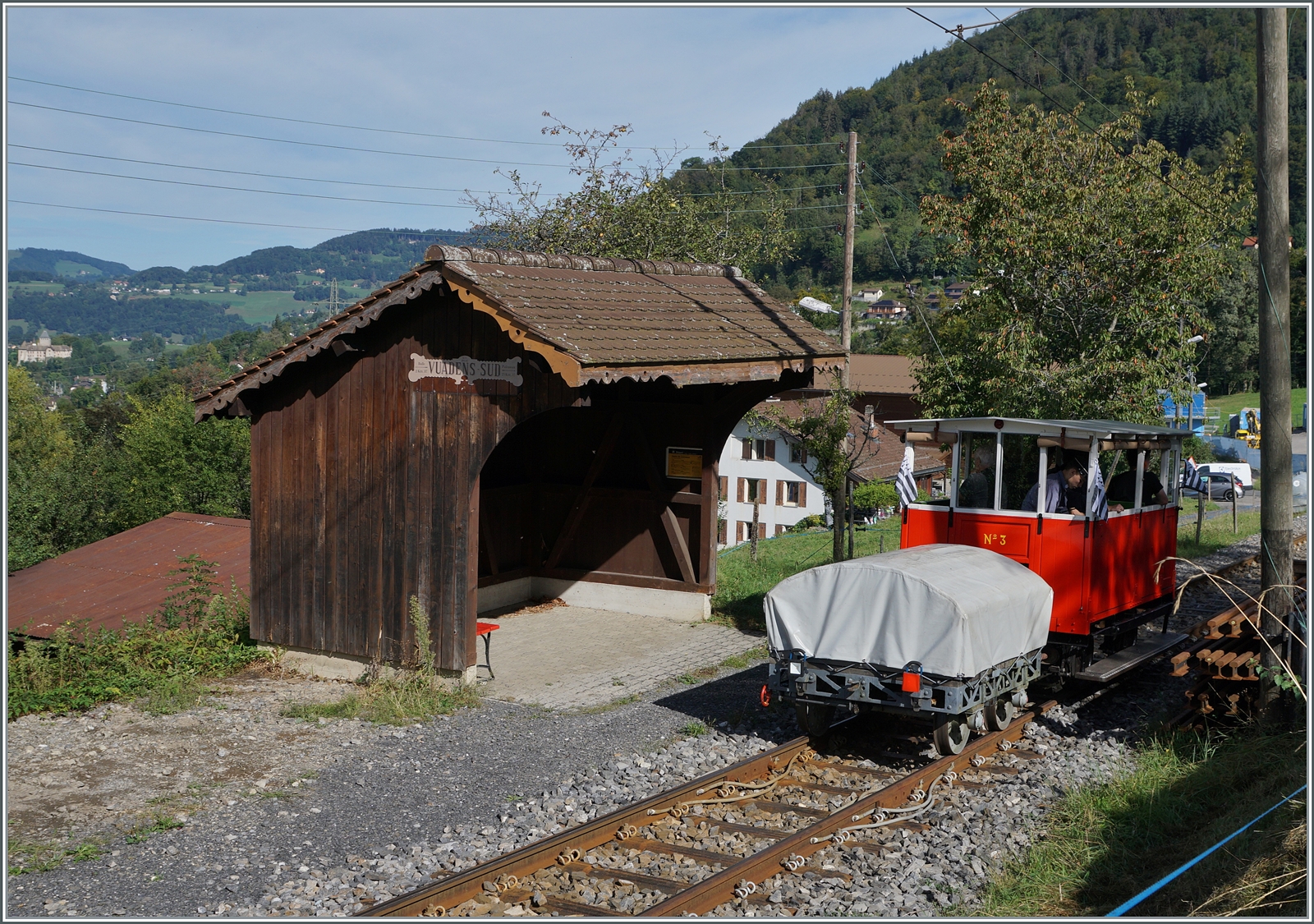 Autour de la voie ferrée / Rund um die eiserne Bahn (Herbstevent 2024) - Cornaux, oder heute  - Vuadens Sud - die kleine Dm 2/2 N° 3  Le Biniou  des Réseau Breton (RB) fährt an der Haltestelle ohne Halt vorbei. 

7. Sept. 2024