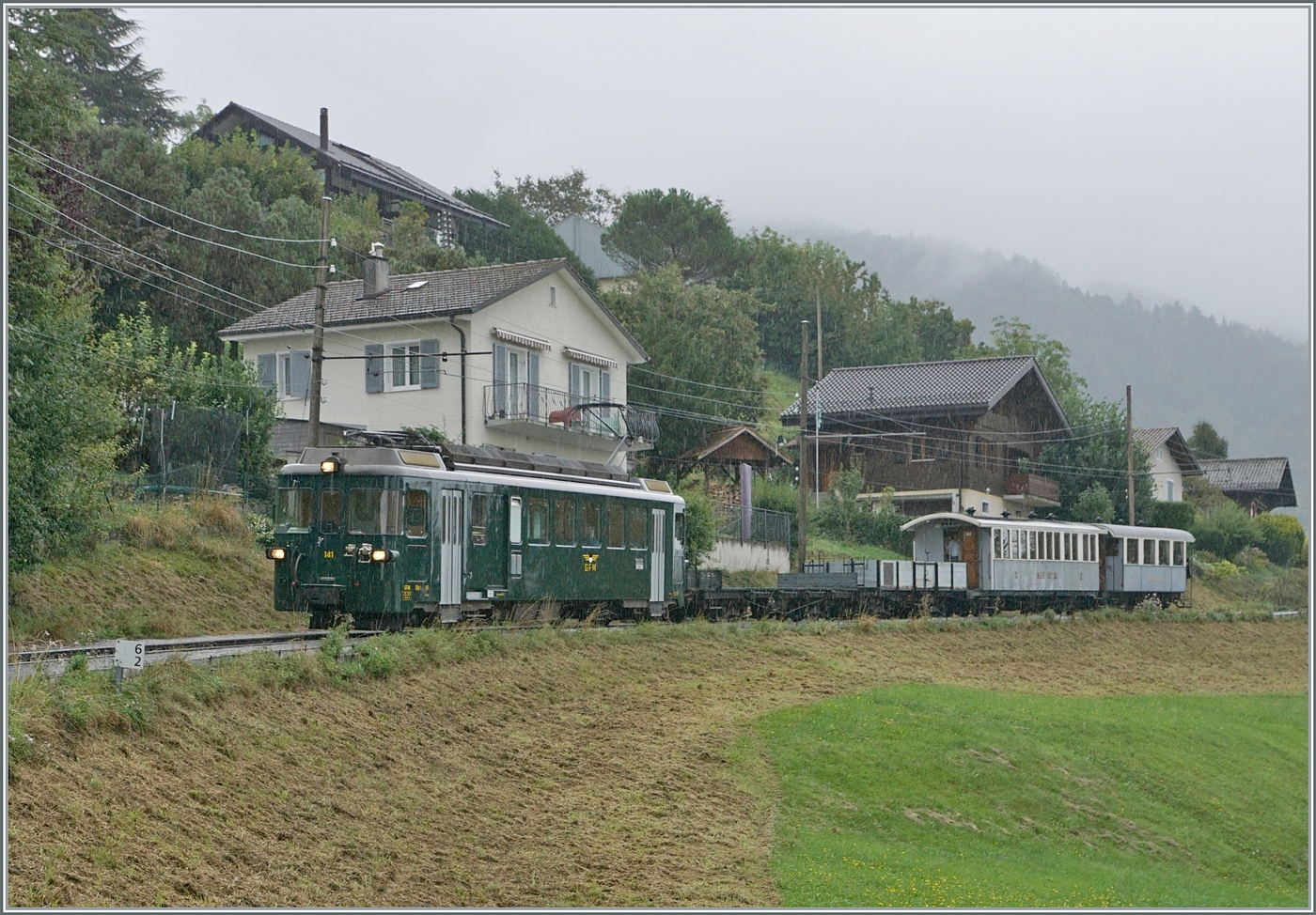 Autour de la voie ferrée / Rund um die eiserne Bahn (Herbstevent 2024) - Der GFM Historique BDe 4/4 141 ist mit einem  GmP  bei Blonay unterwegs ..

8. Sept. 2024