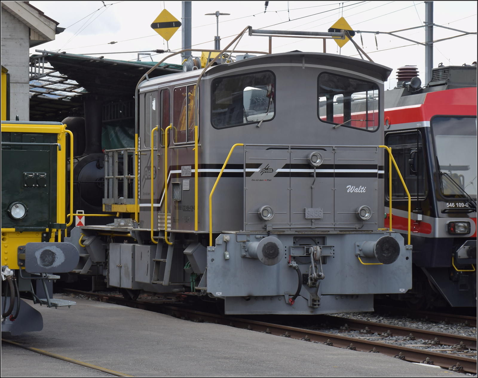 Baudiensttraktor der OeBB, Tm 232 456 'Walti' bei der Werkstatt in Balsthal. April 2025.