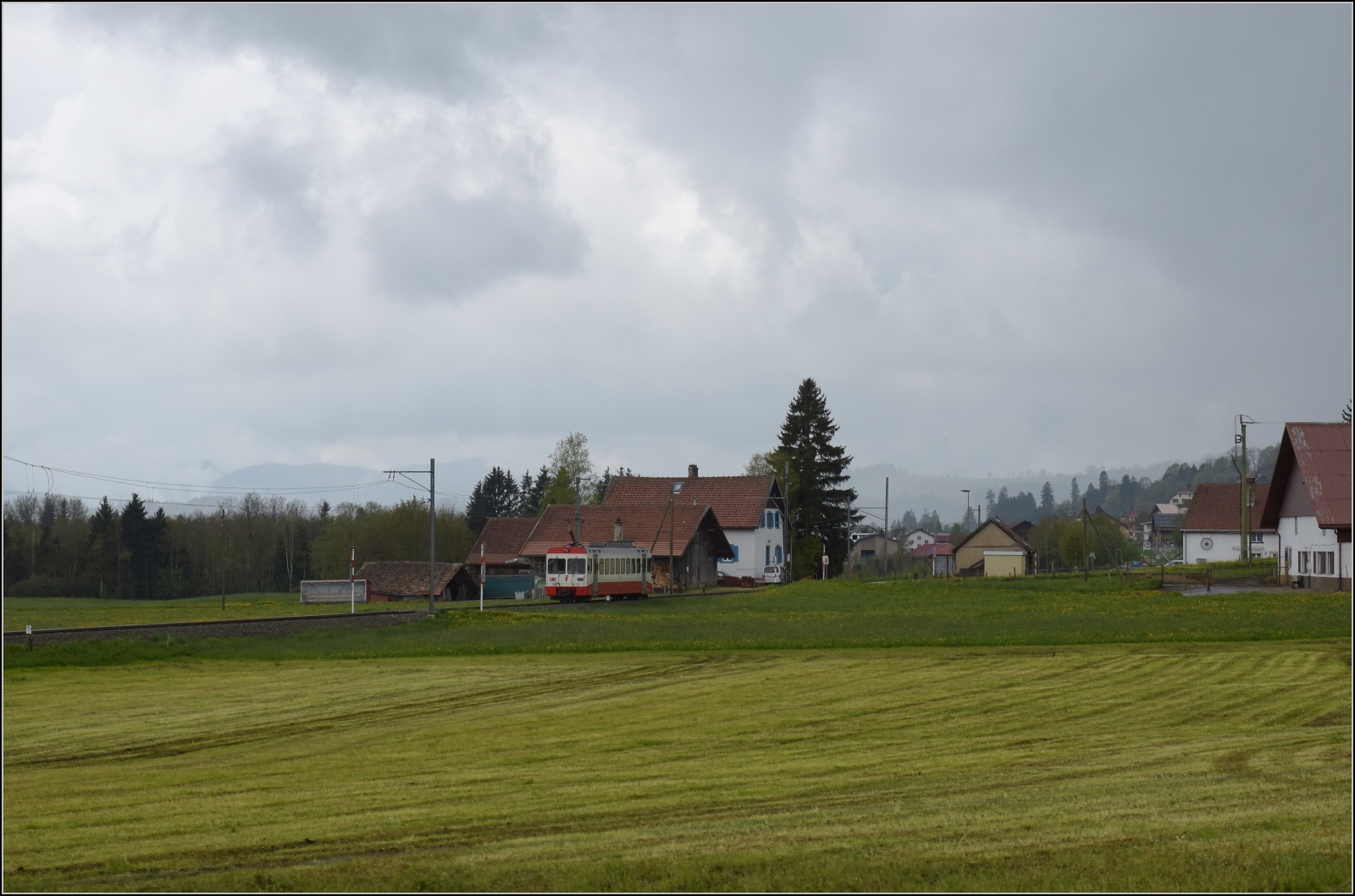 BDe 4/4 8 von TransN im Vallée des Ponts überholt unnachgiebig bei Petit-Martel. Mai 2023.