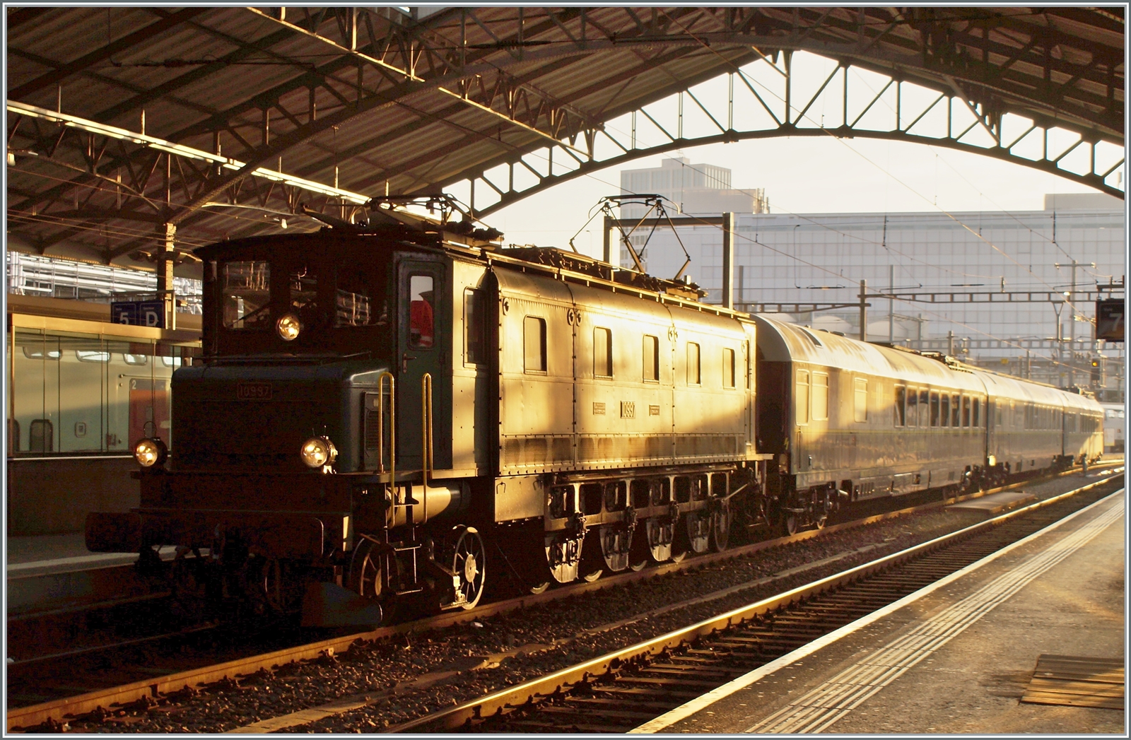 Bei all den schönen Dingen bei der Eisenbahn gehört die Ae 4/7 ohne Frage auch dazu. Die Ae 4/7 10997 wird mit ihrem edlen St.Valentin Extrazug in Lausanne bereitgestellt. 

12. Februar 2023