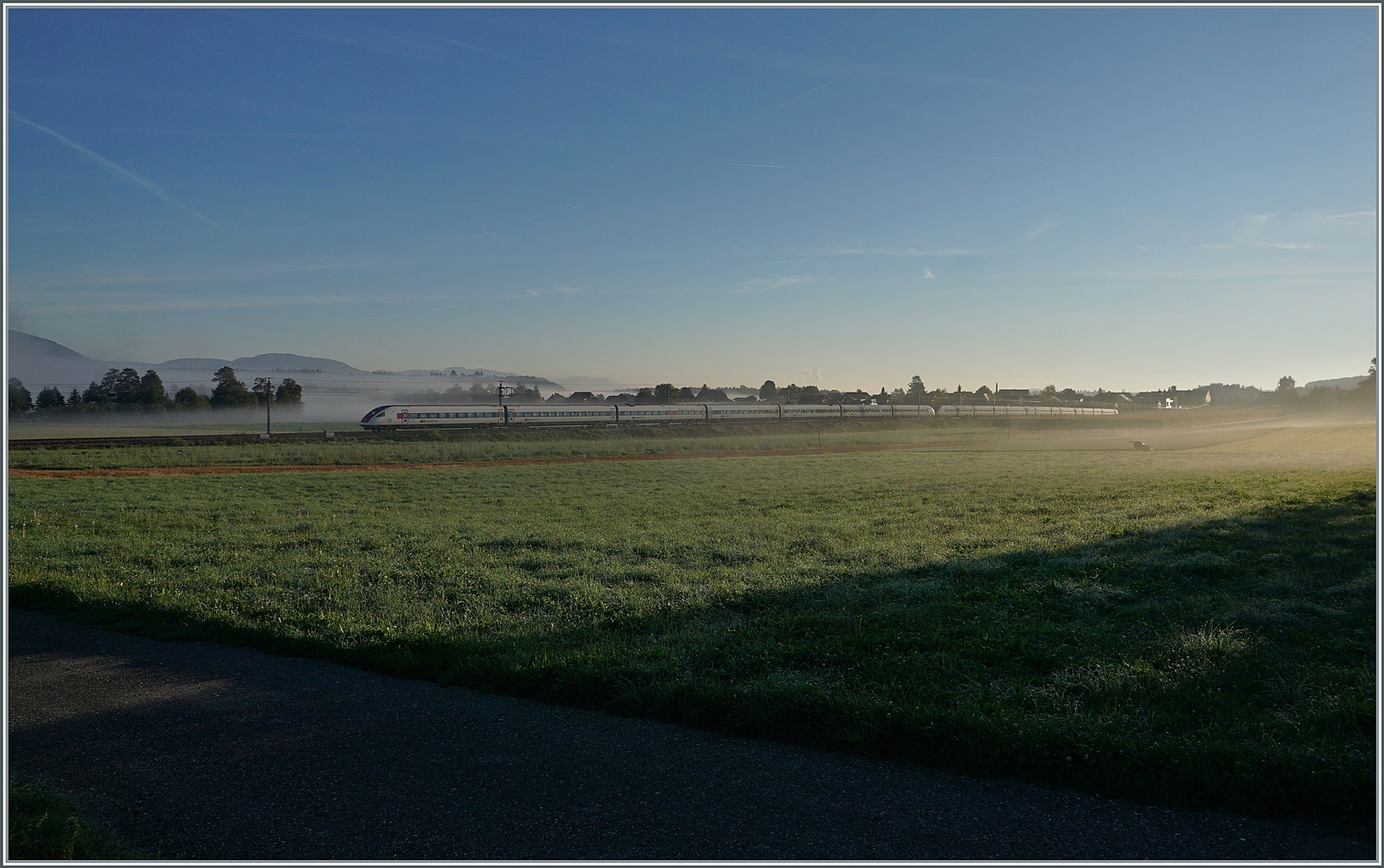 Bei Bolken ist ein ICN auf dem Weg nach Solothurn. Morgentliche Nebel-Romantik auf der ABS Wanzwil - Solothurn. 

12. Sept. 2022