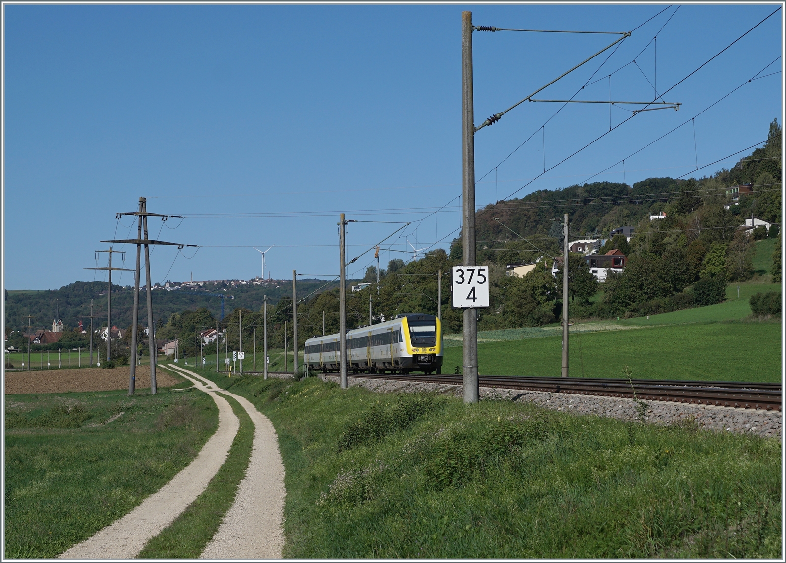 Bei Kilometer 375.4 verbleiben dem DB 612 Dieseltriebzug auf der Fahrt nach Basel Bad. Bf. nur noch wenige Meter bis zur Grenze bei Bietigen. 

19. Sept. 2022