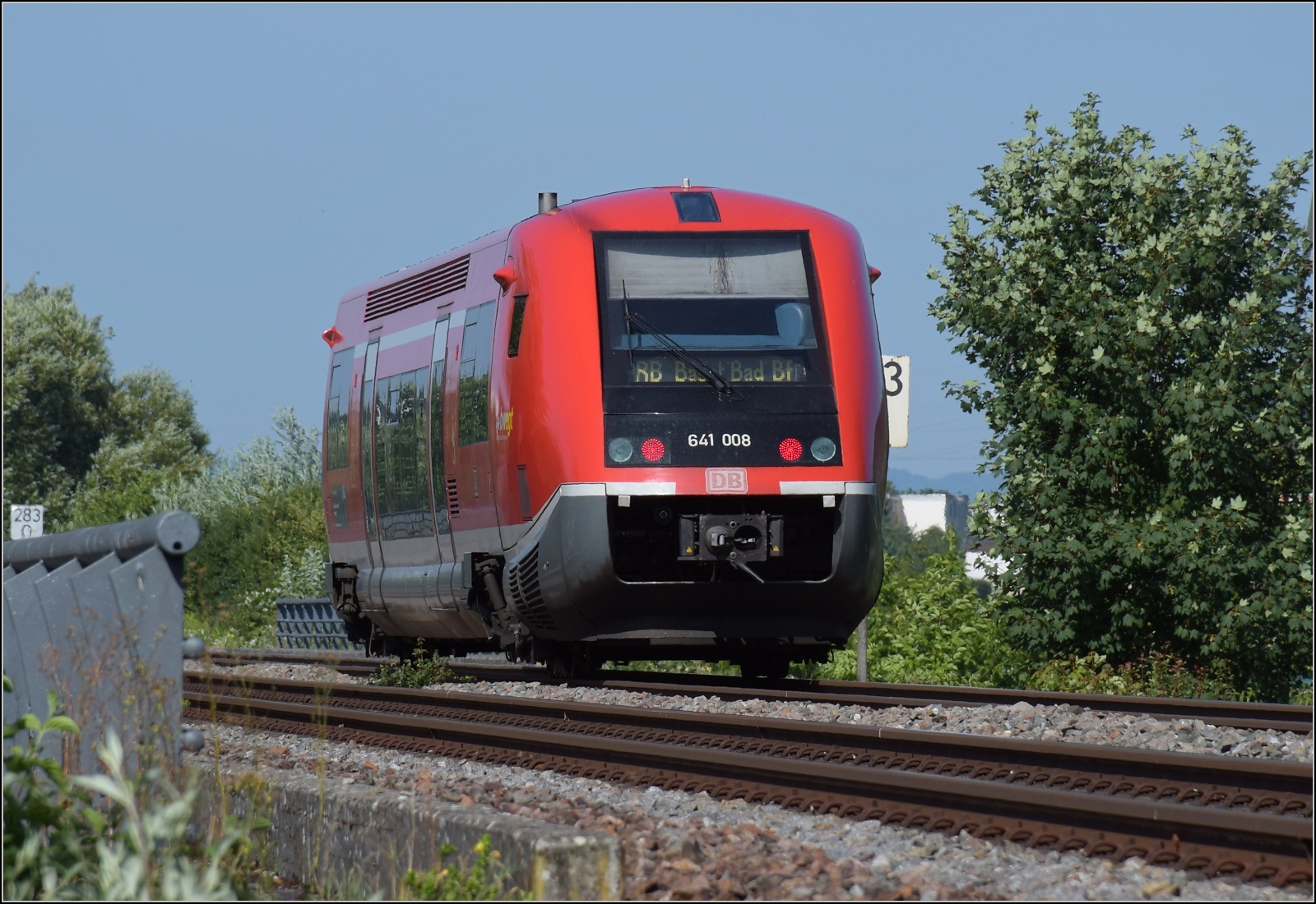 Beifang: 641 008 auf der Autobahnbrücke bei Warmbach. Juli 2023.
