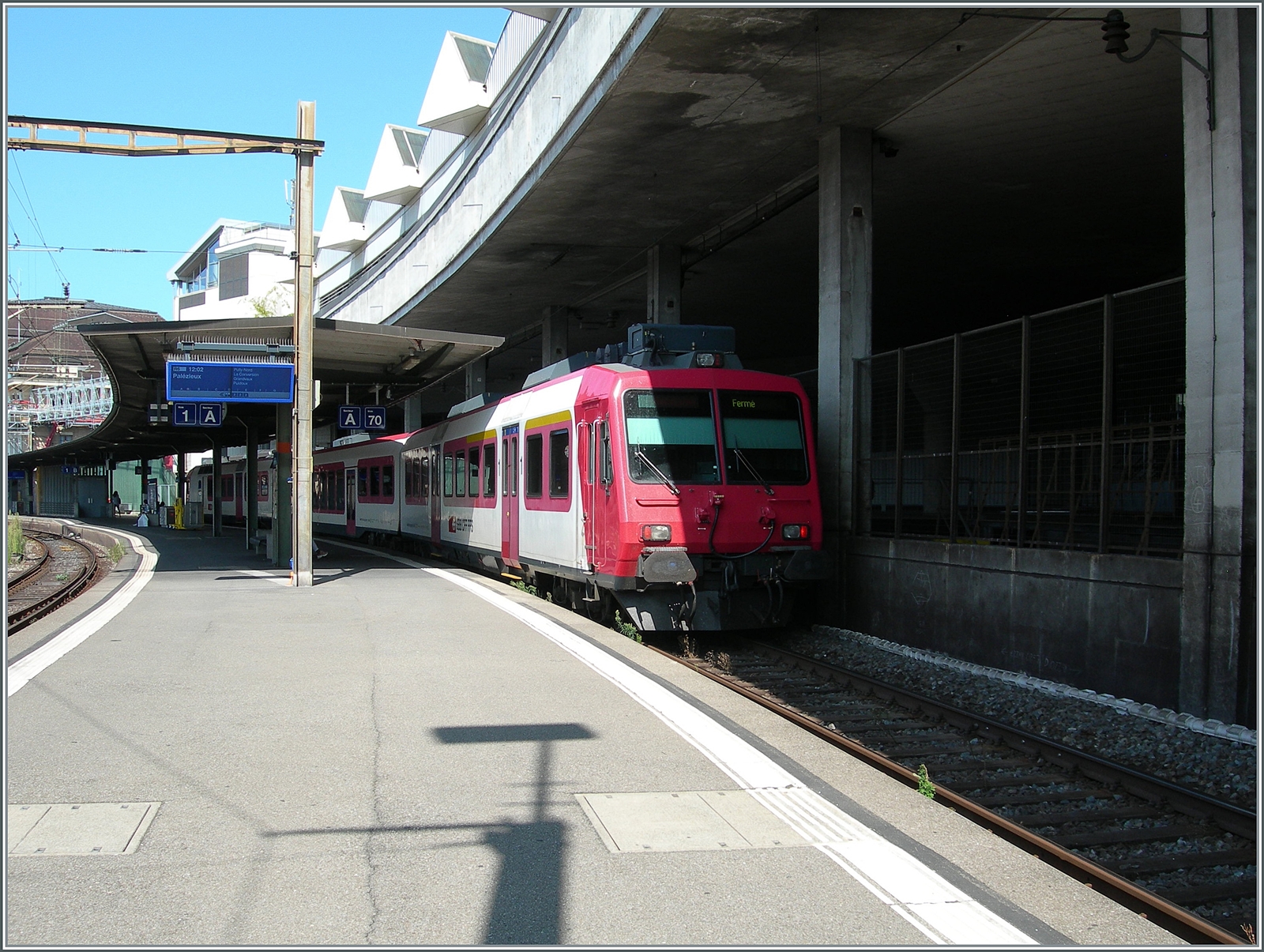 Bereits kurz vor Mittag kommt der der ehemalige Travys RBDe 560 384, der jetzt als RBDe 560 DO 94 85 7 560 384-0 CH-SBB mit dem B NPZ DO 50 85 29-43 384-1 CH-SBB und dem ABt NPZ DO 50 85 29-43 984-6 CH-SBB als R9 24938 von Kerzers in Lausanne auf Glies 70 an.

24. Aug. 2024