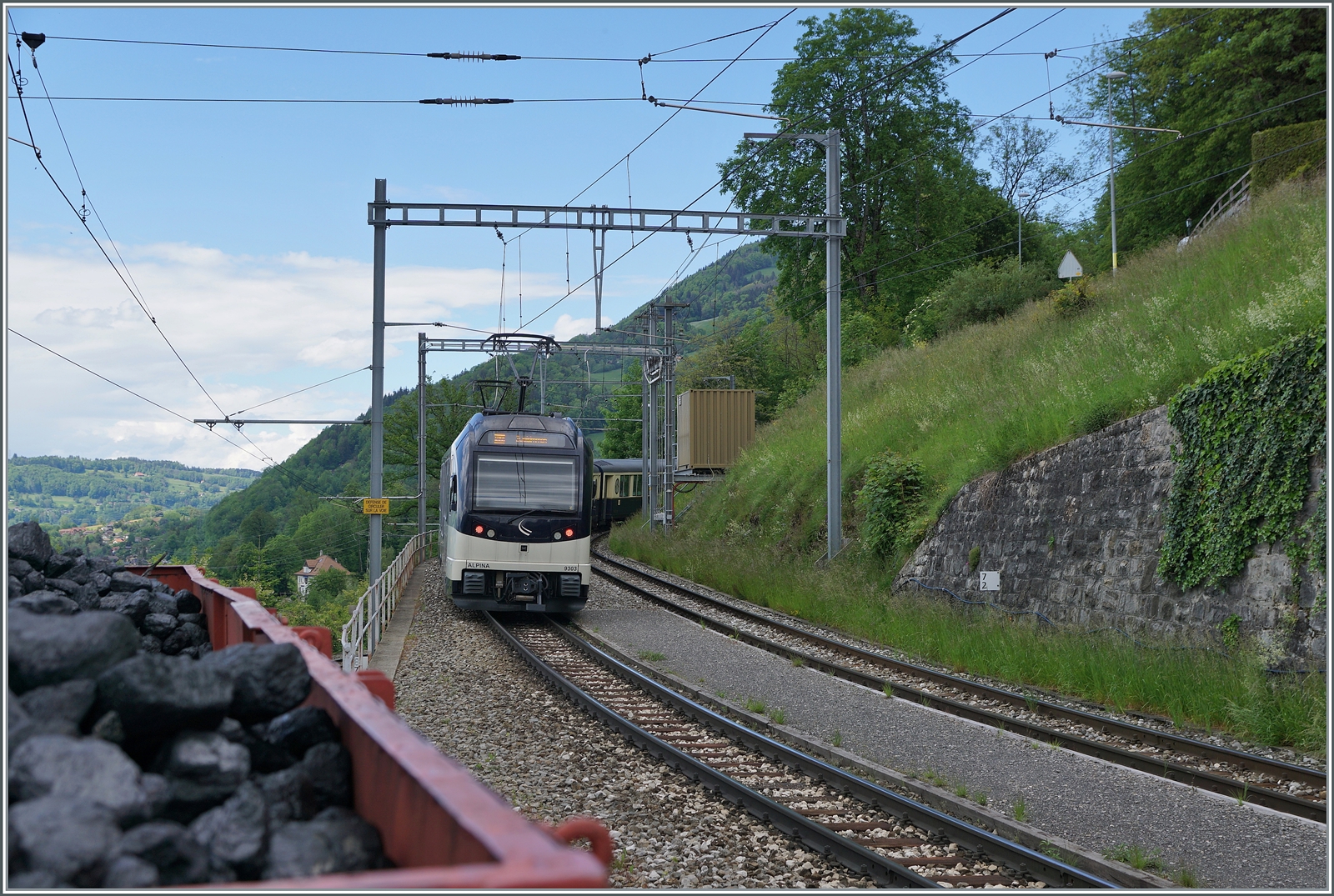Bewusst über den Kohlewagen der Blonay-Chamby Bahn hiweg fotografiete ich in Chamby den ausfahrenden MOB Alpina ABe 4/4 9303  Alpina  mit dem Belle Epoque Zug auf der Fahrt von Montreux nach Zweisimmen.

19. Mai 2024