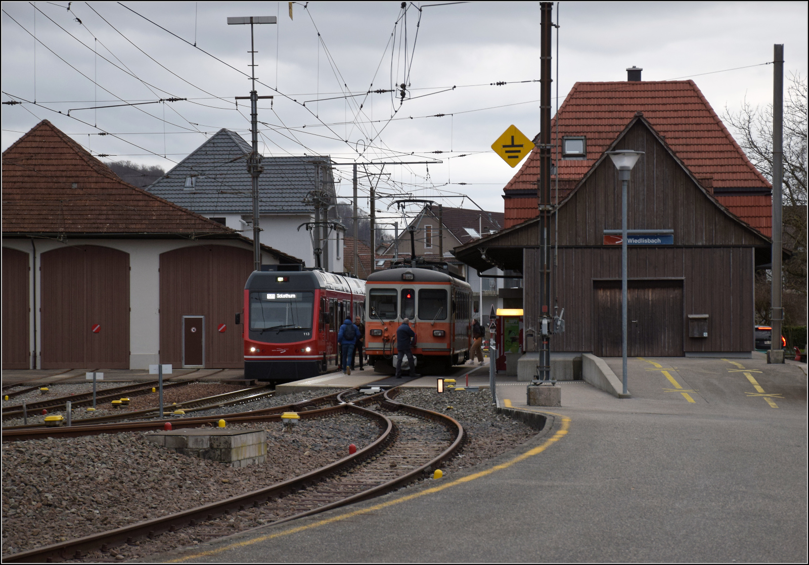 Bierlisi statt Bipperlisi. 

Auf dem Rückweg für Be 4/4 104 gibt es weitere nicht-nur-fahrplantechnische Pitstops, der erste findet in Wiedlisbach statt. Dabei steht man schon mal den Fahrgästen von Be 4/8 113 'Mars' auf dem Bahnsteig im Weg. Für die geneigten Mitfahrer ist die Fahrt längst noch nicht zu Ende, den Fotografen geht allerdings das Licht aus. Februar 2026.