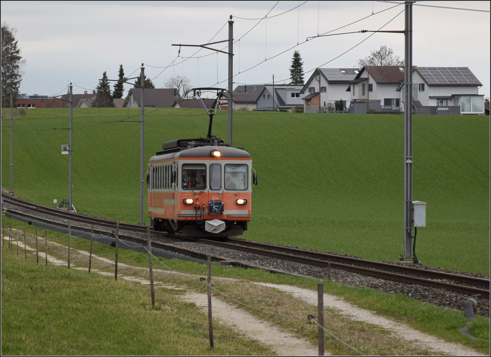 Bierlisi statt Bipperlisi. 

Be 4/4 104 auf dem Weg von Wiedlisbach nach Attiswil. Februar 2026.