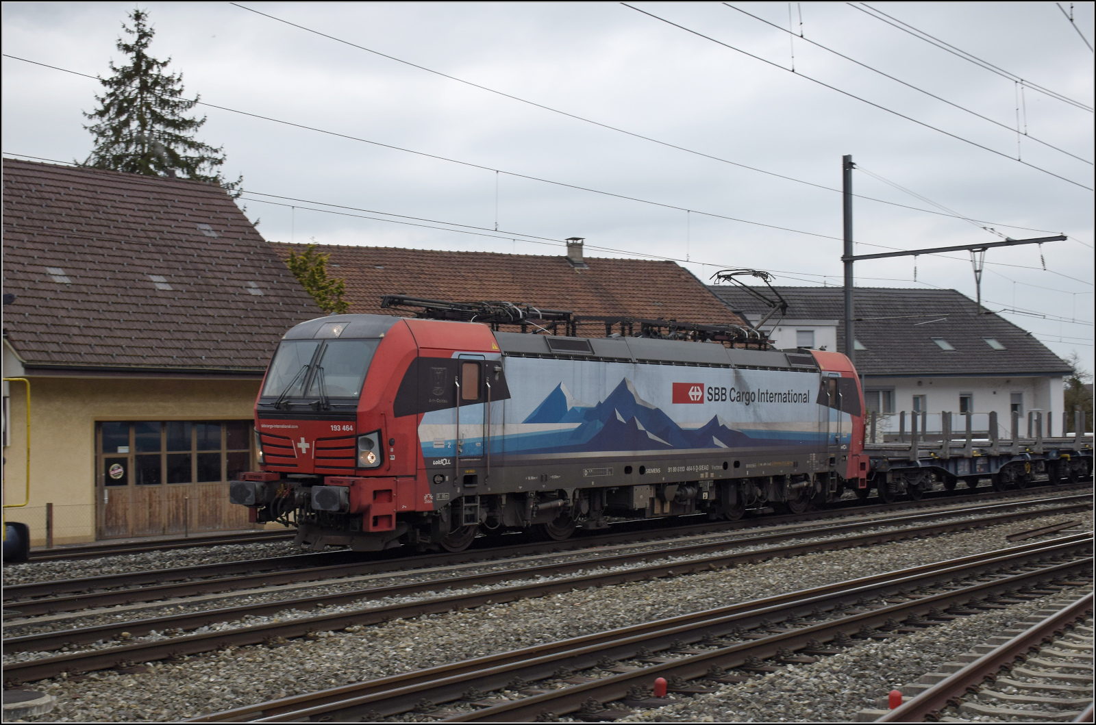 Bierlisi statt Bipperlisi. 

Ganz nebenbei bringt noch 193 464 'Arth Goldau' einen G�terzug durch Niederbipp Richtung Oensingen. Die Ortsdurchfahrt ist durchaus beengt und ein Dreischienengleis (im Vordergrund) ist notwendig. Februar 2026.
