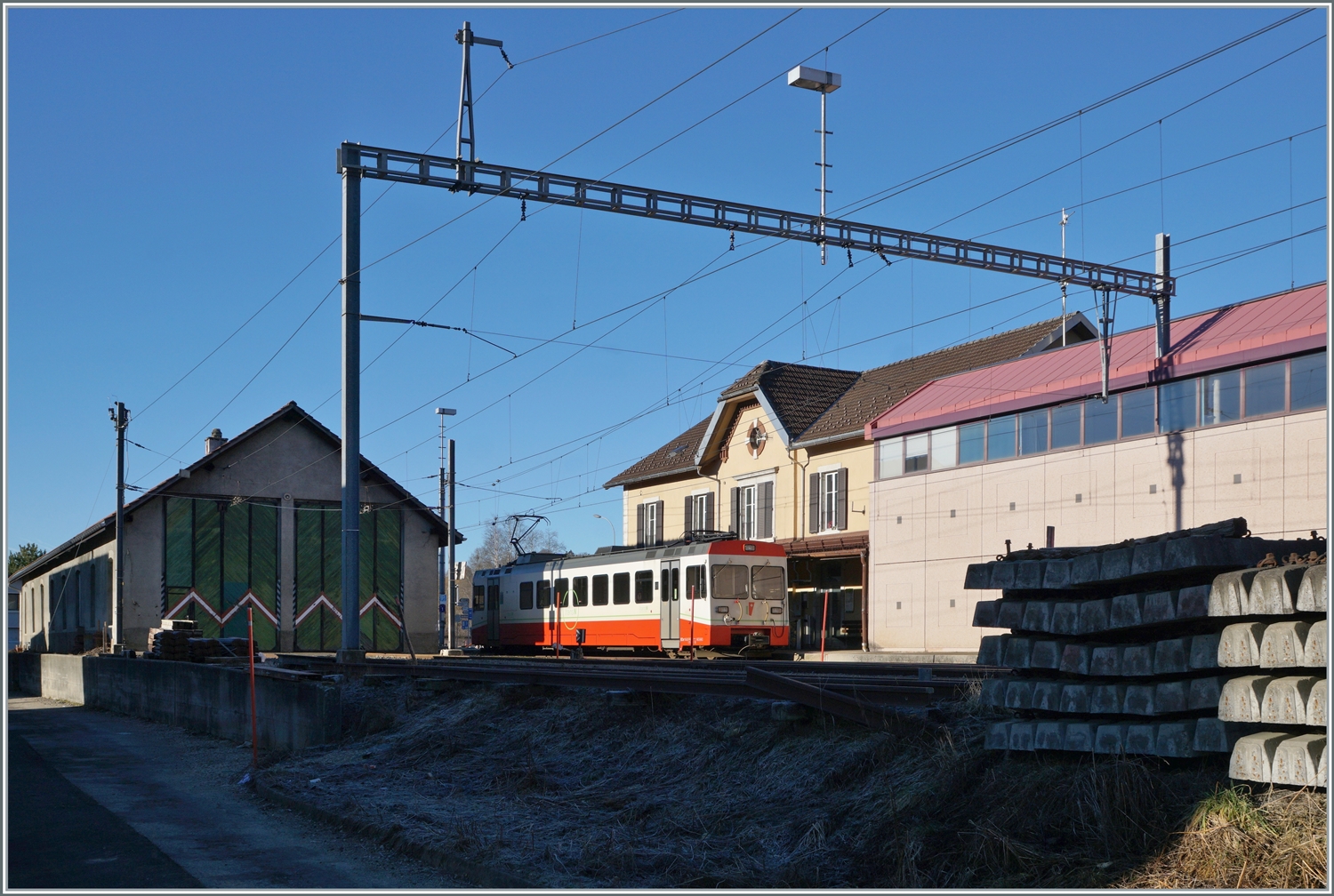 Blick auf den Bahnhof von Les Ponts-de-Martel und den TRN / transN (ex cmn) BDe 4/4 N° 8. 

3. Feb. 2024  