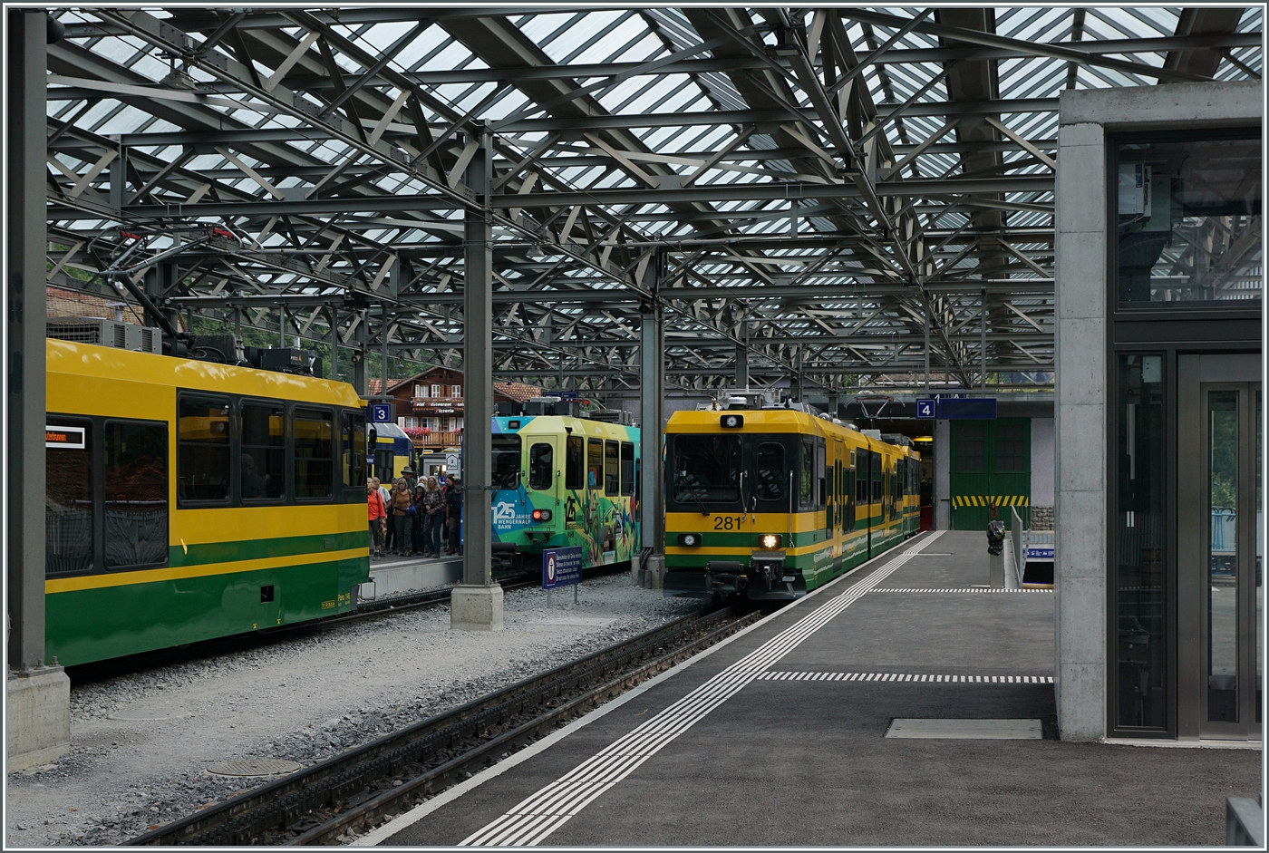 Blick auf den neuen  Wengener -Pendel Zug in Lauterbrunnen. Wobei leider der eigentlich interessante WAB He(m) 4/4 hier kaum zu sehen ist und auch vor Ort nicht befriedigend zu fotografieren war. 

8. August 2024

